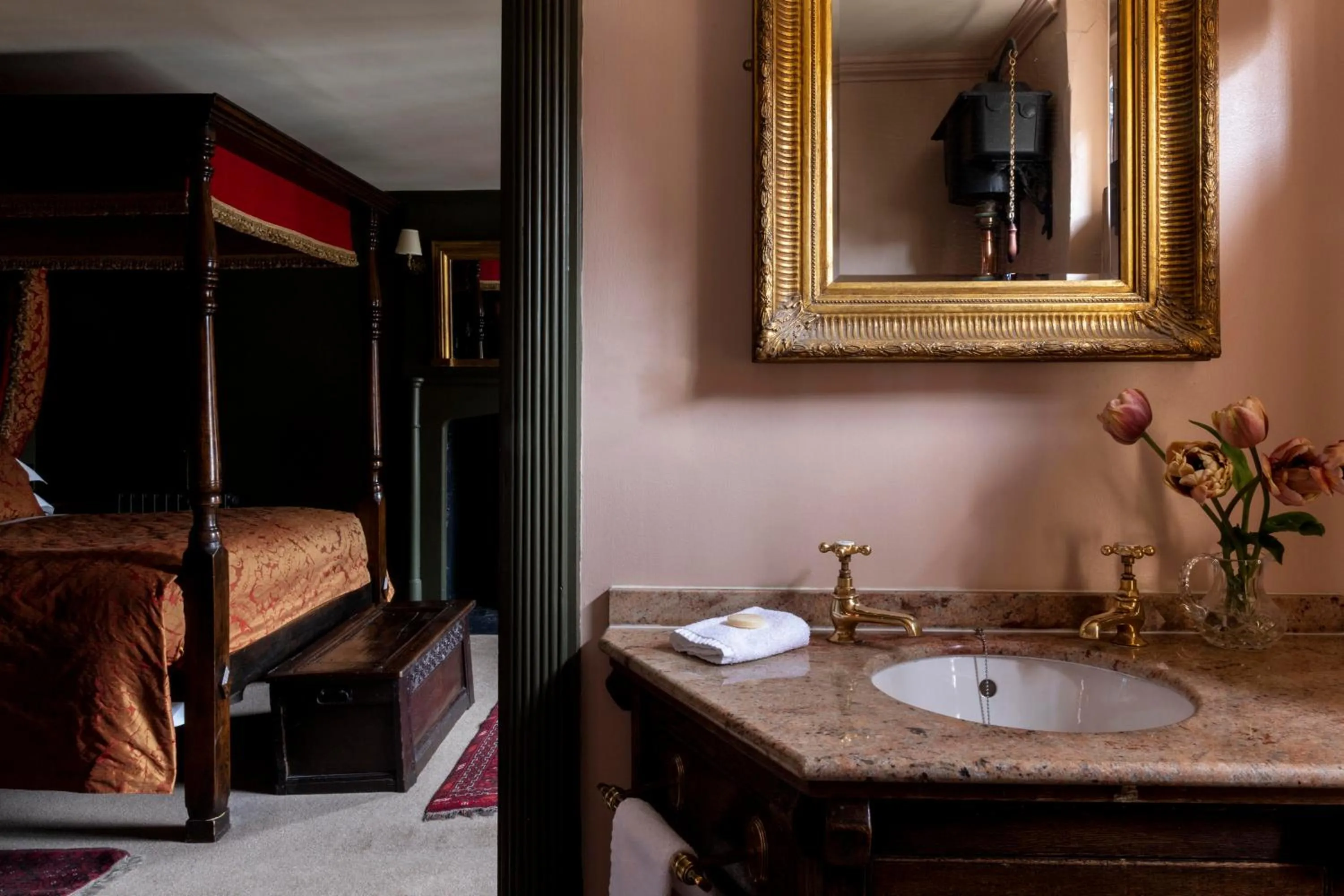 Bathroom, Bed in Hazlitt's