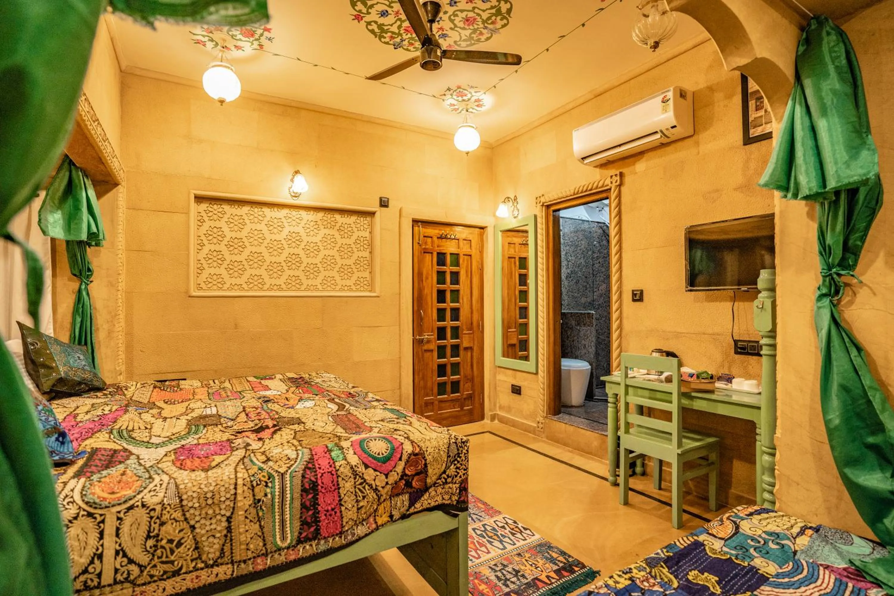 Bed in Tripli Hotels Prithvi Haveli