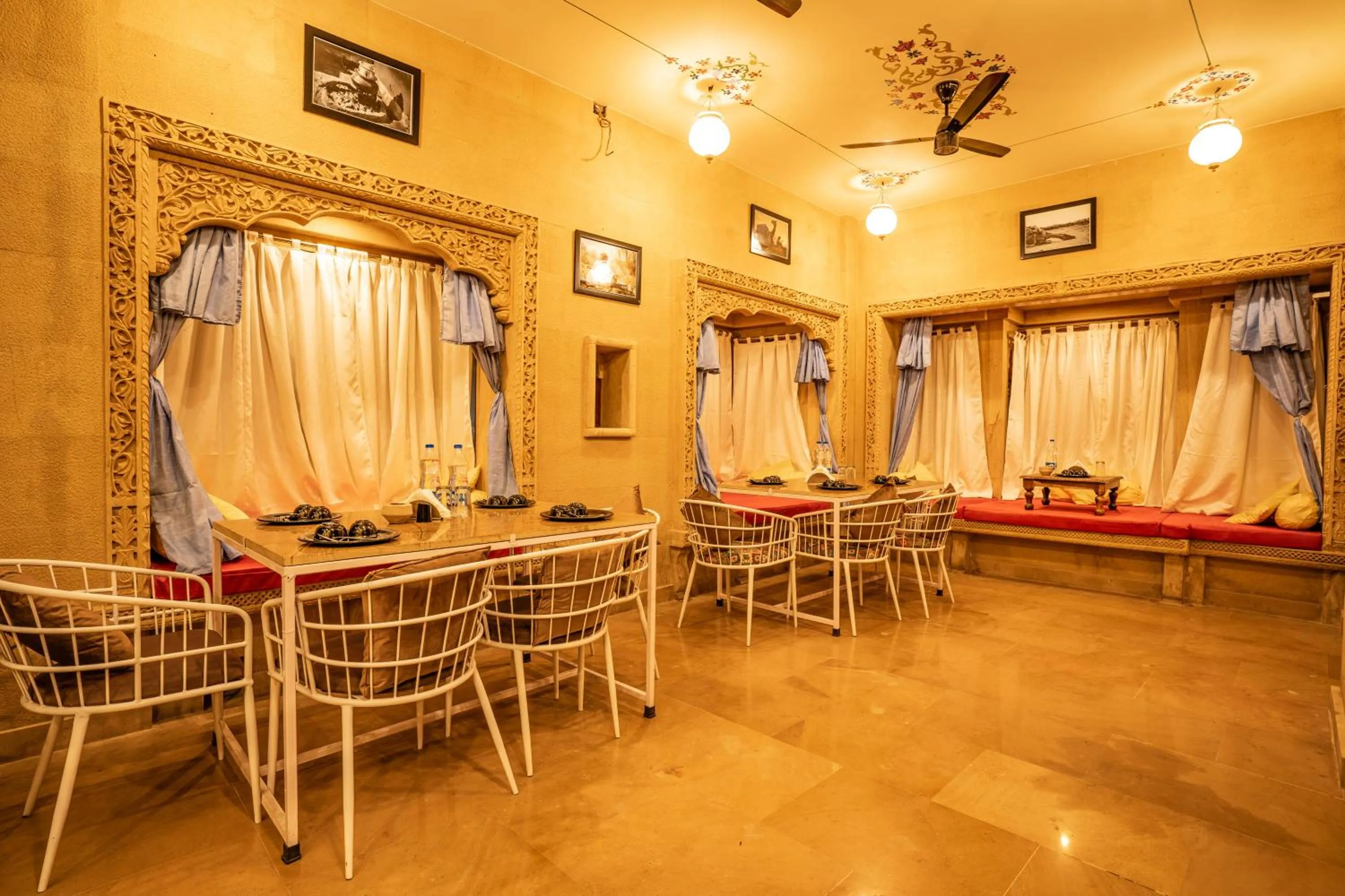 Restaurant/places to eat in Tripli Hotels Prithvi Haveli
