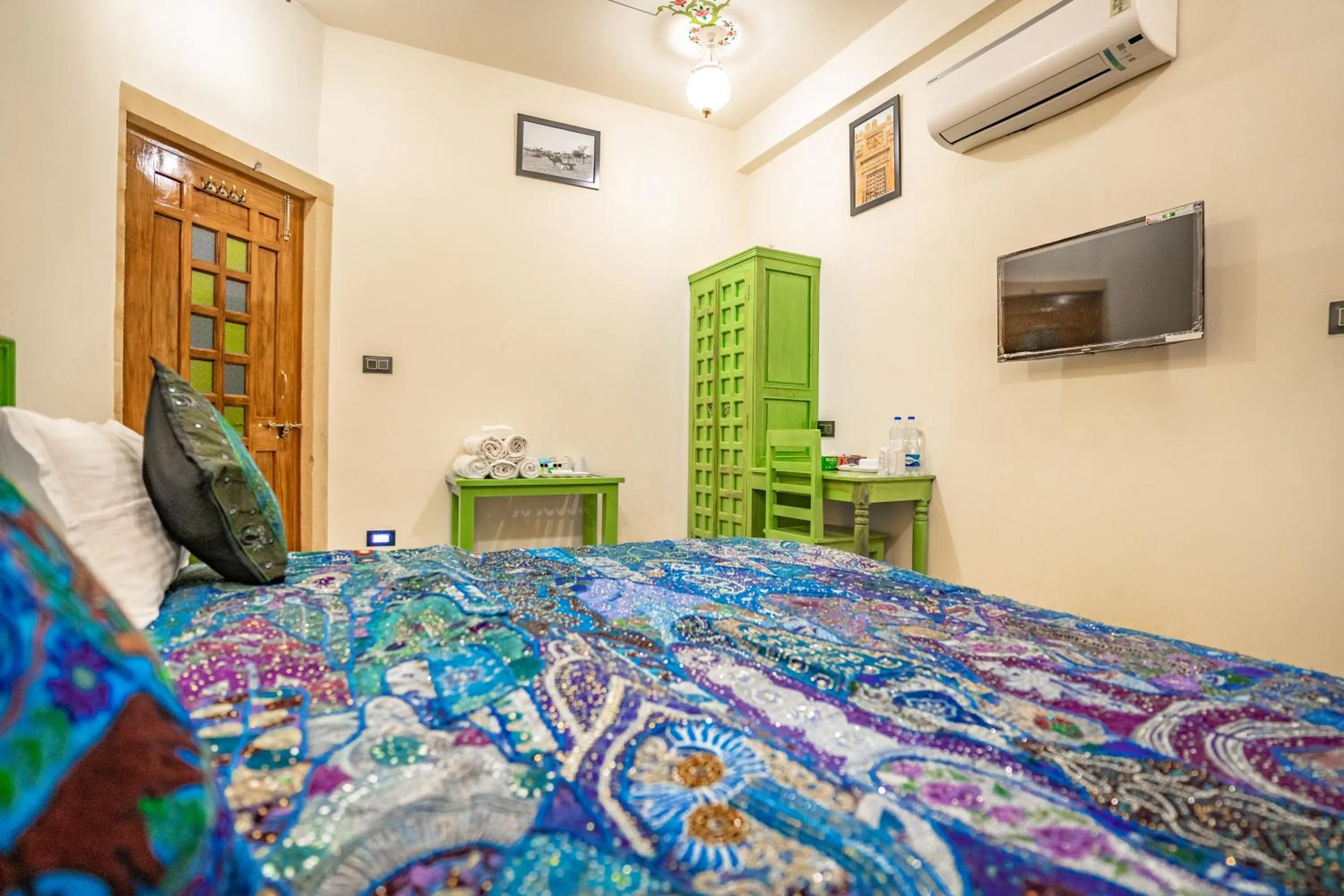 Bed in Tripli Hotels Prithvi Haveli