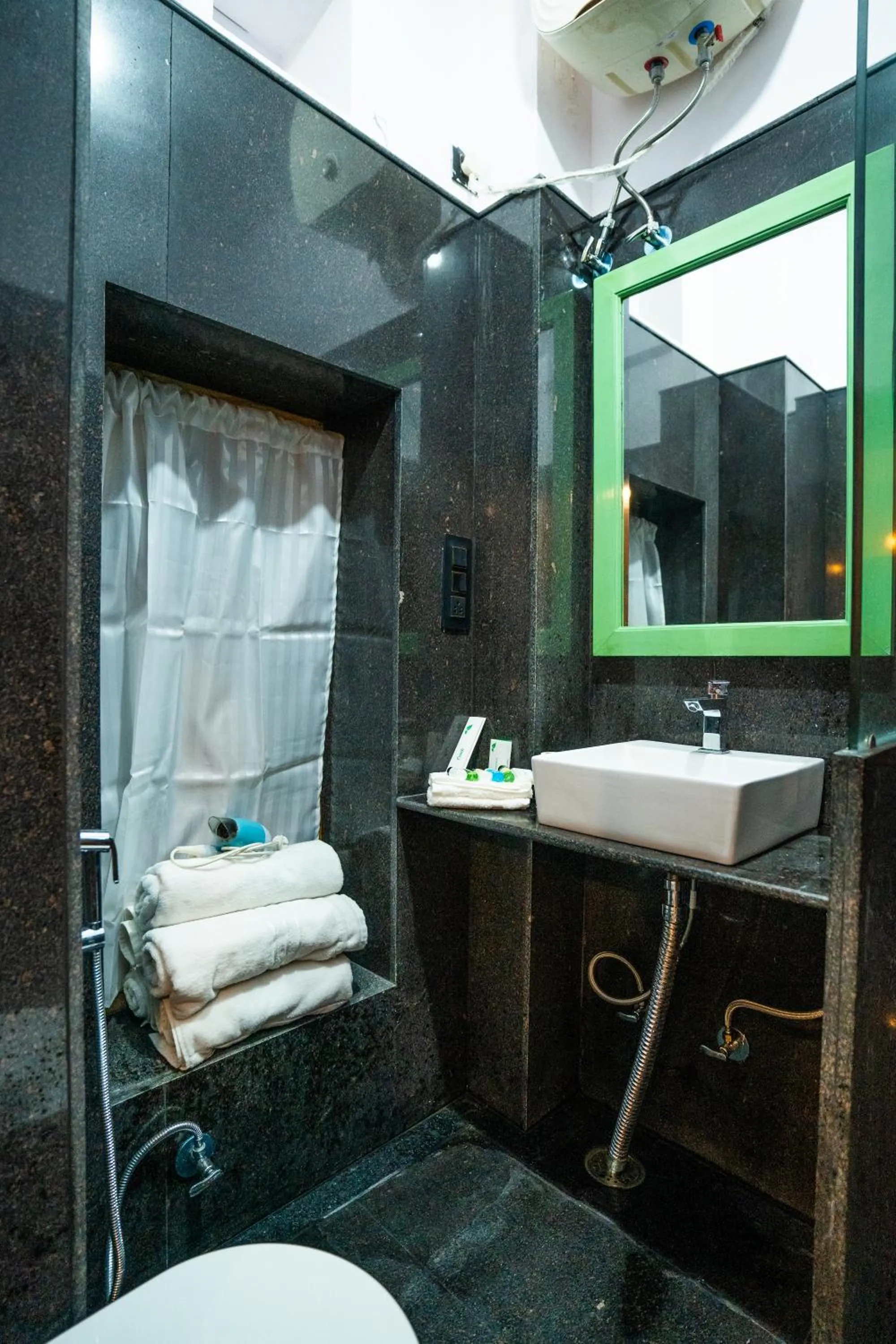 Shower in Tripli Hotels Prithvi Haveli
