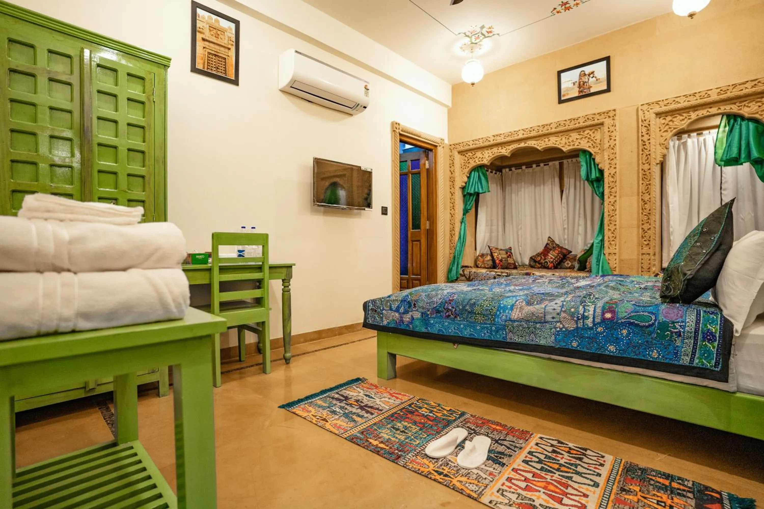 Bed in Tripli Hotels Prithvi Haveli