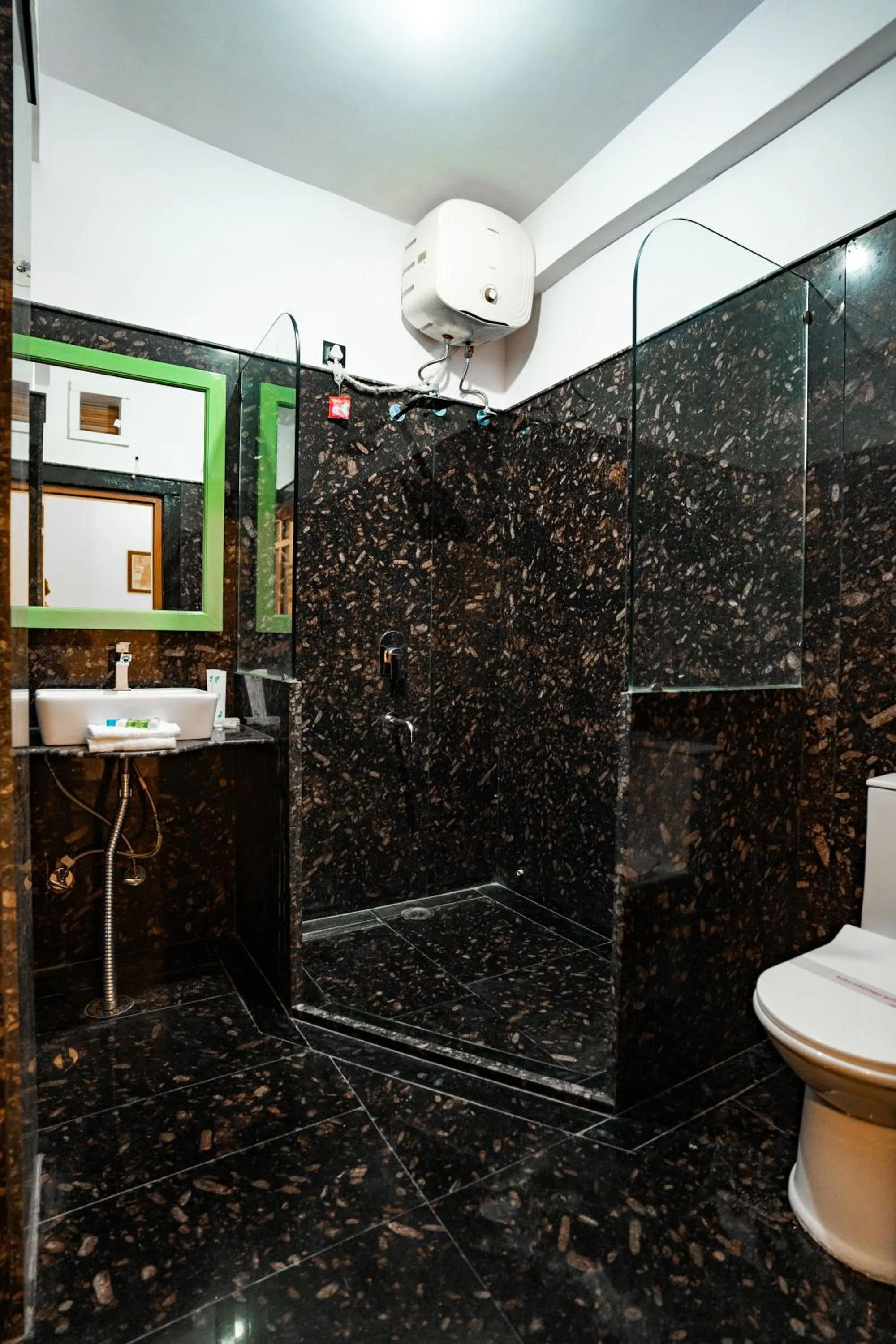 Shower in Tripli Hotels Prithvi Haveli