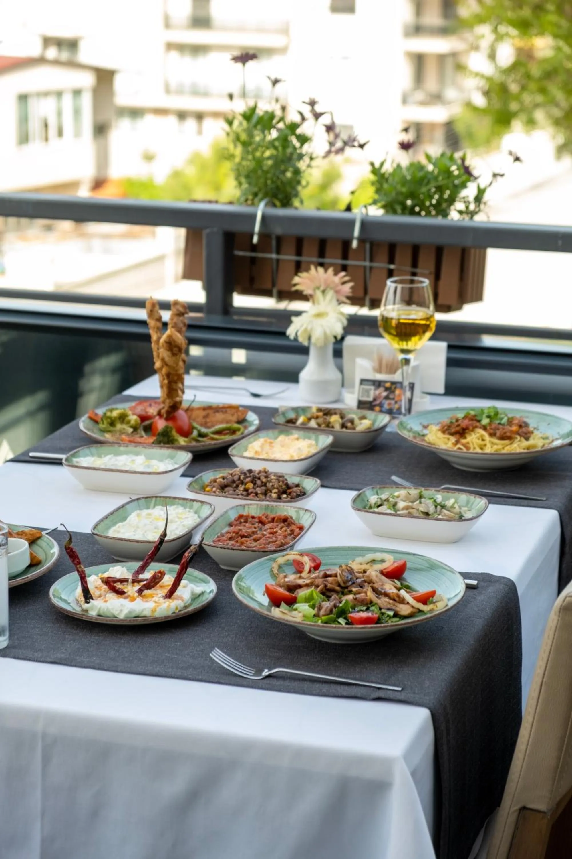 Restaurant/places to eat in Lavin Hotel & Spa