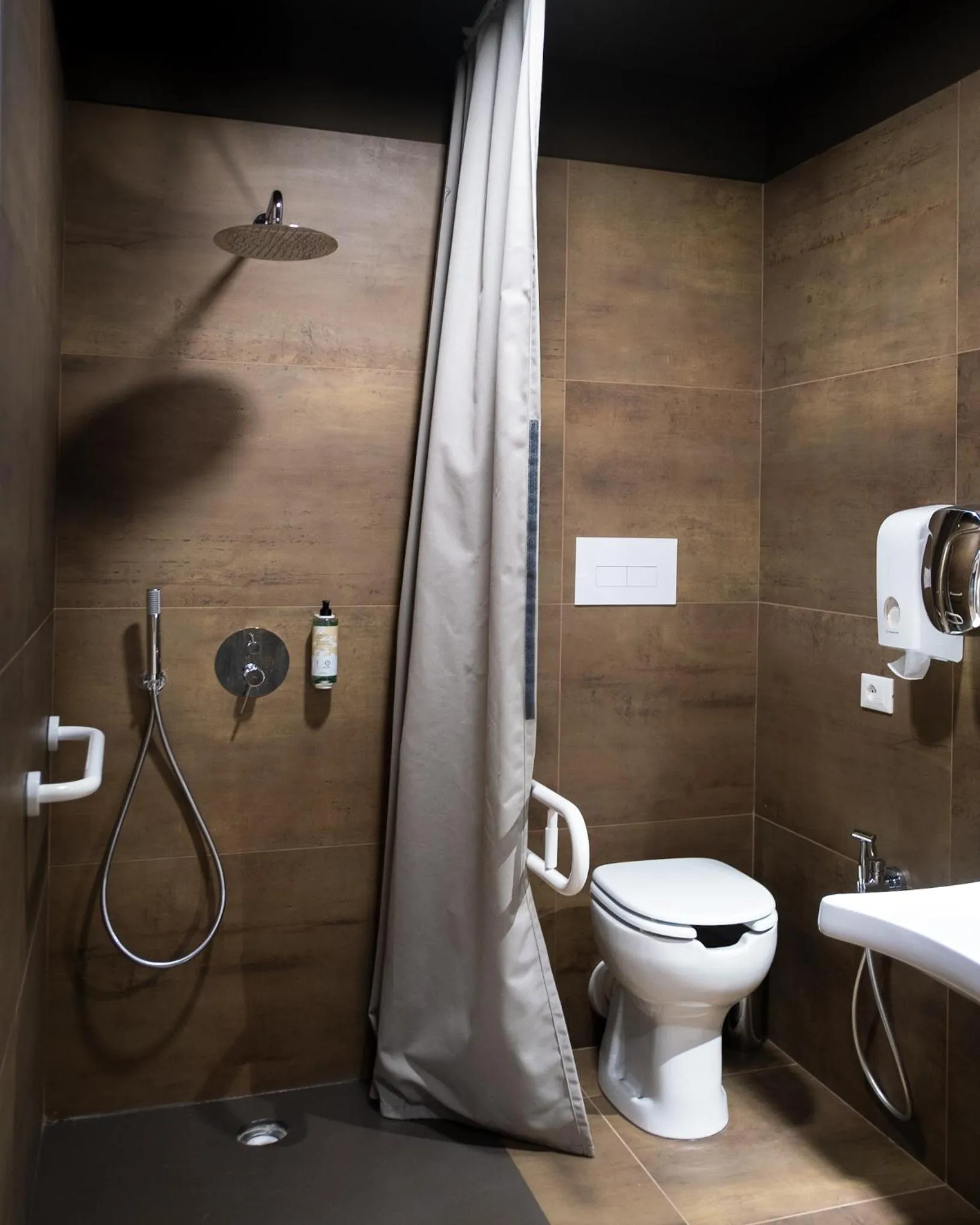 Shower in Hostelò - Luxury Hostel