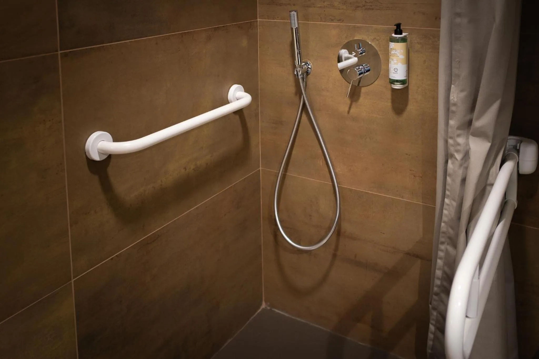 Shower in Hostelò - Luxury Hostel