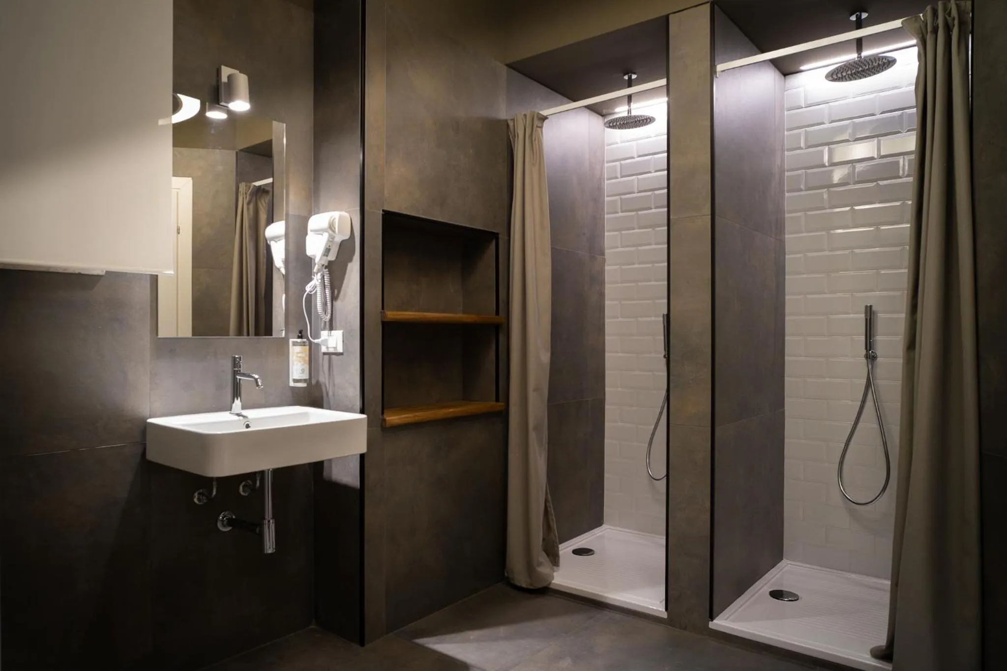 Shower in Hostelò - Luxury Hostel