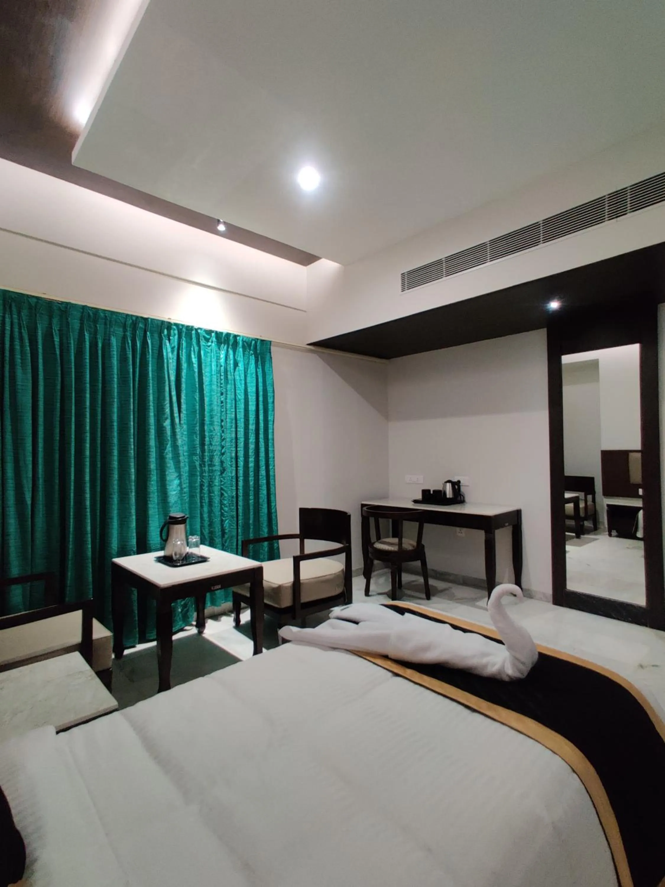 Photo of the whole room in Hotel Saratharajans