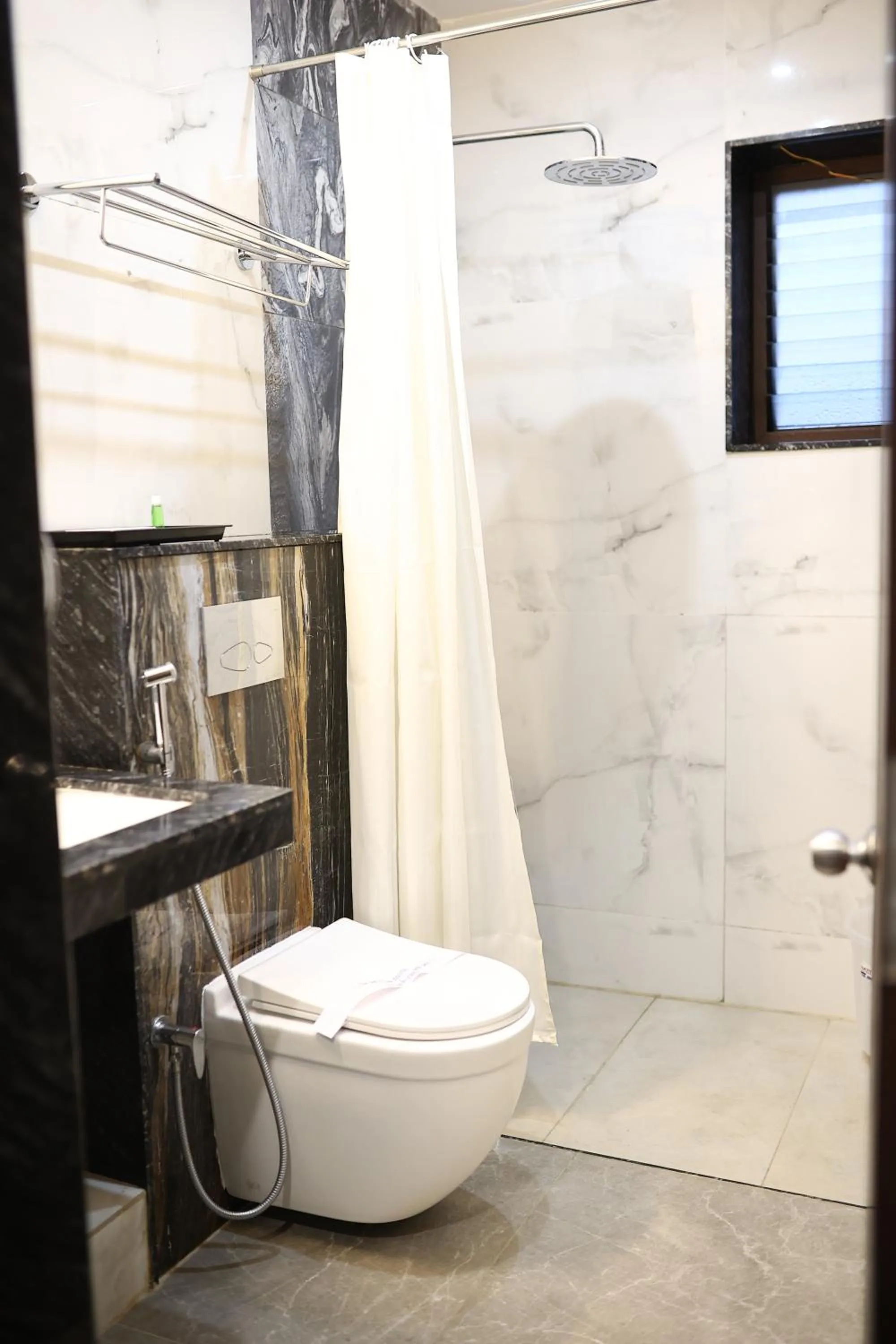 Bathroom in Hotel Saratharajans