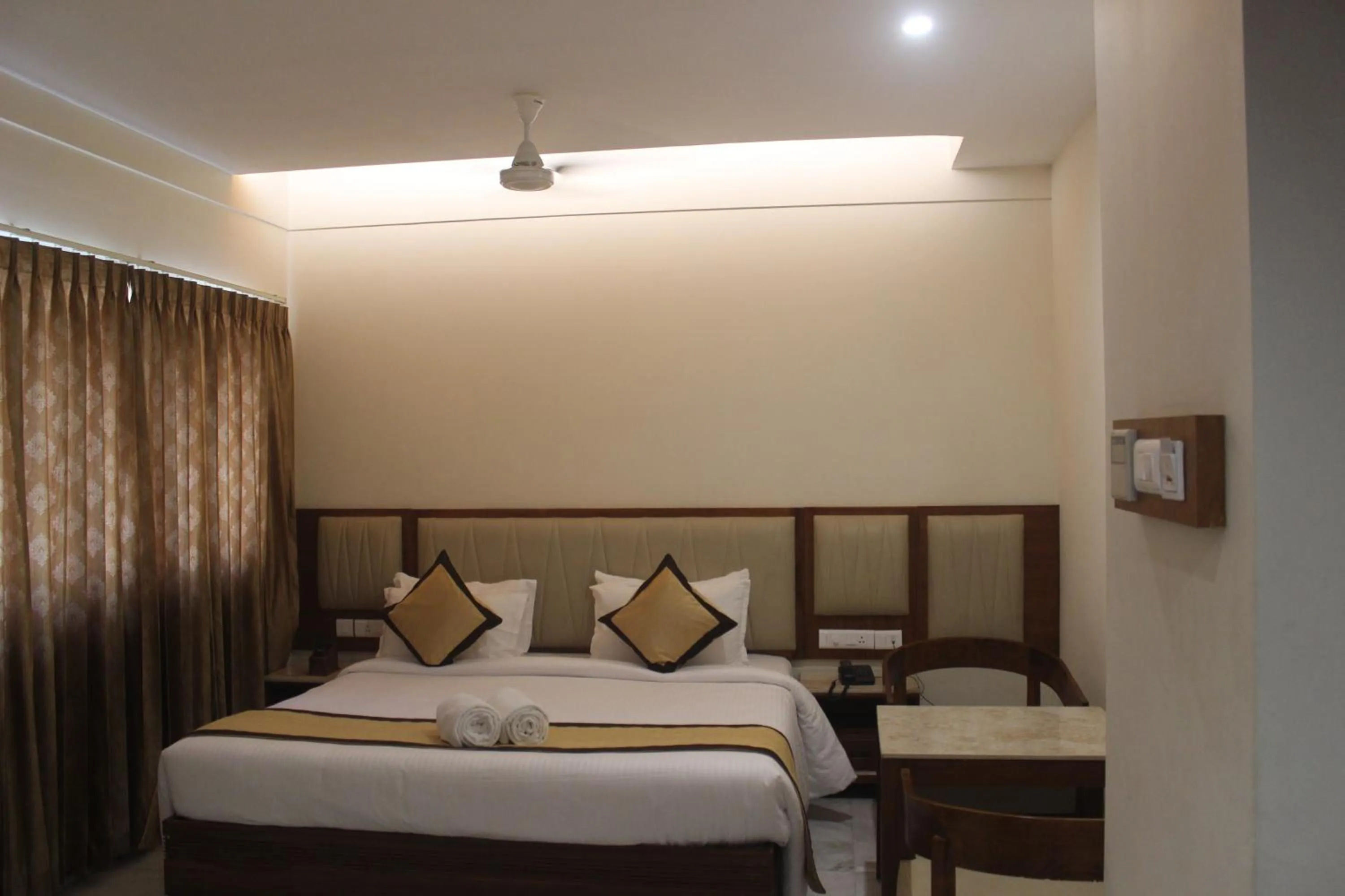 Bedroom in Hotel Saratharajans