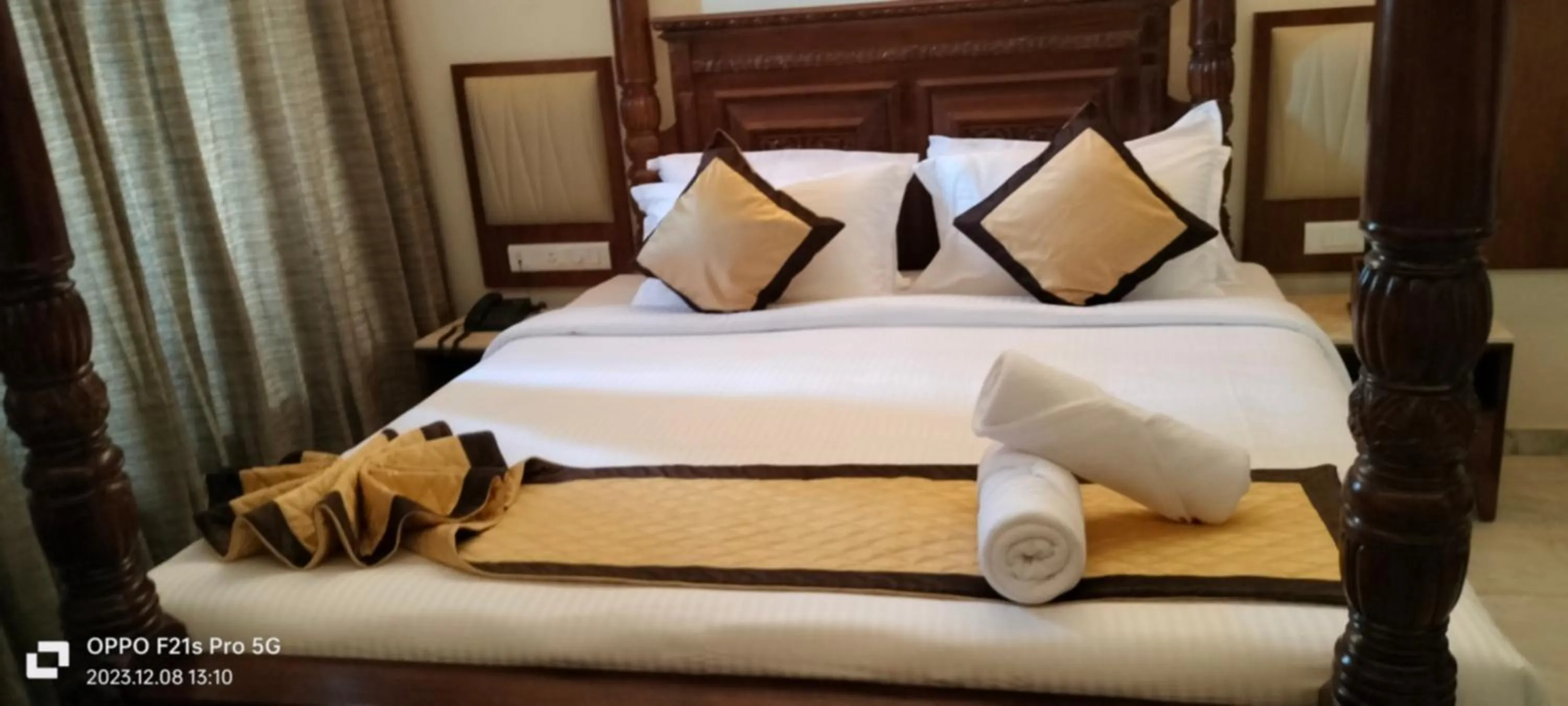 Bedroom in Hotel Saratharajans