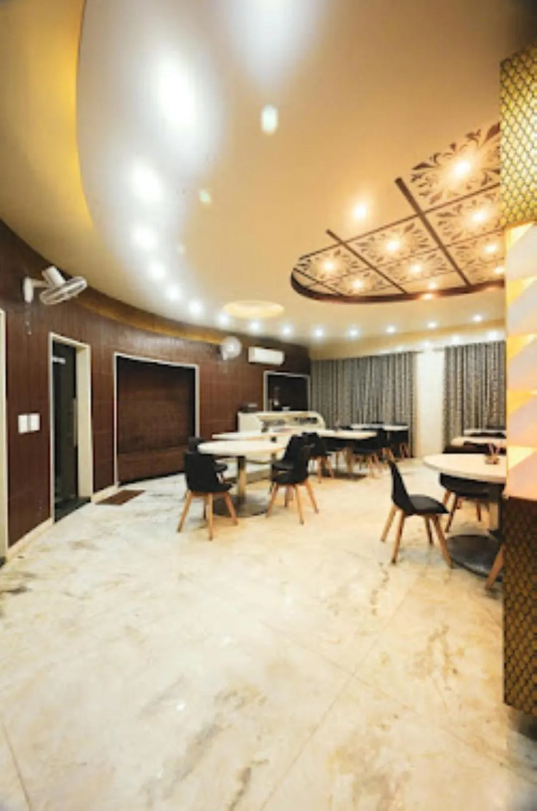 Seating area, Restaurant/Places to Eat in HOTEL FOUR SEASON , Varanasi