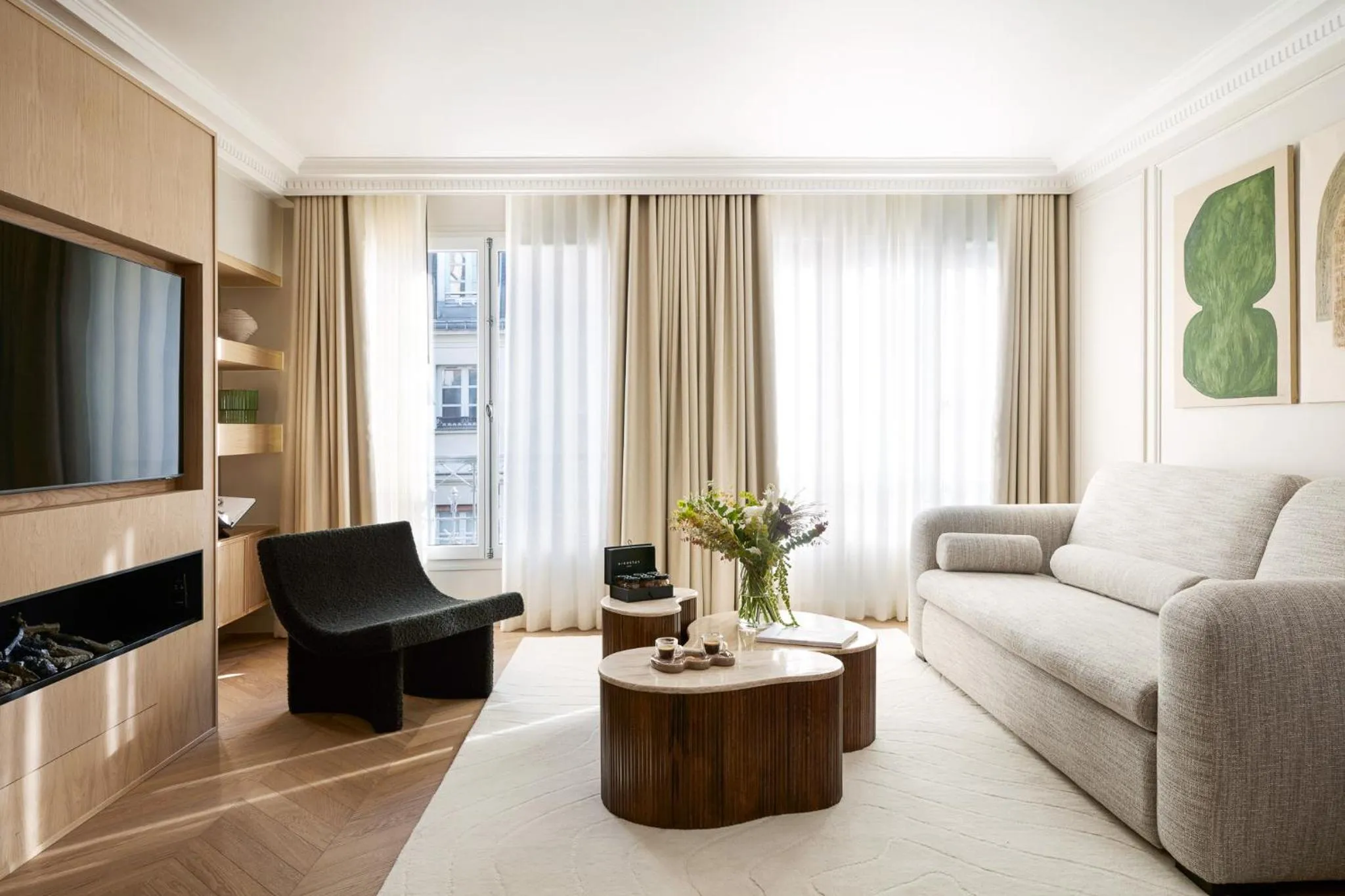 TV and multimedia in HIGHSTAY - Luxury Serviced Apartments - Centre Pompidou