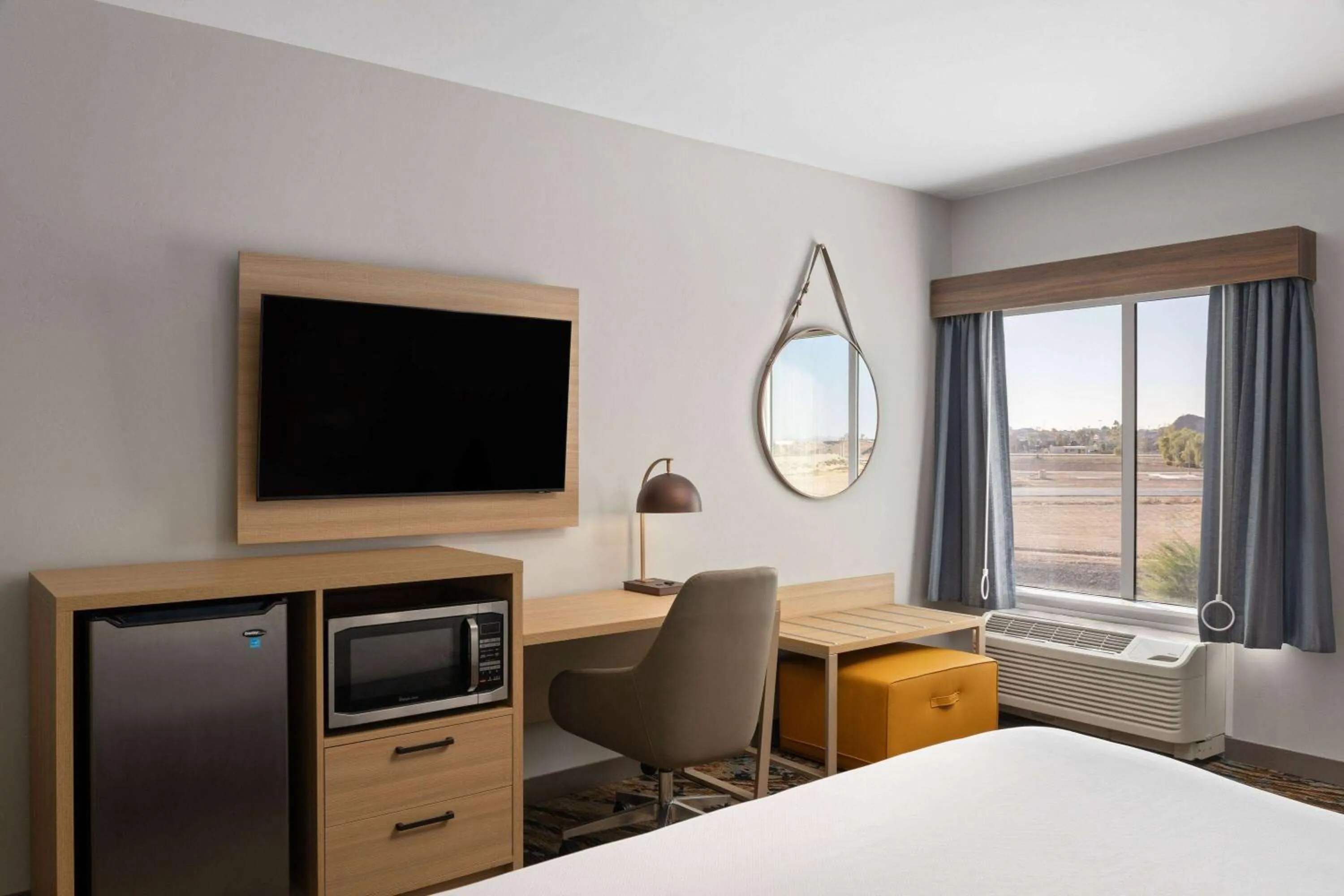 Photo of the whole room, Bed in La Quinta Inn & Suites by Wyndham Yuma