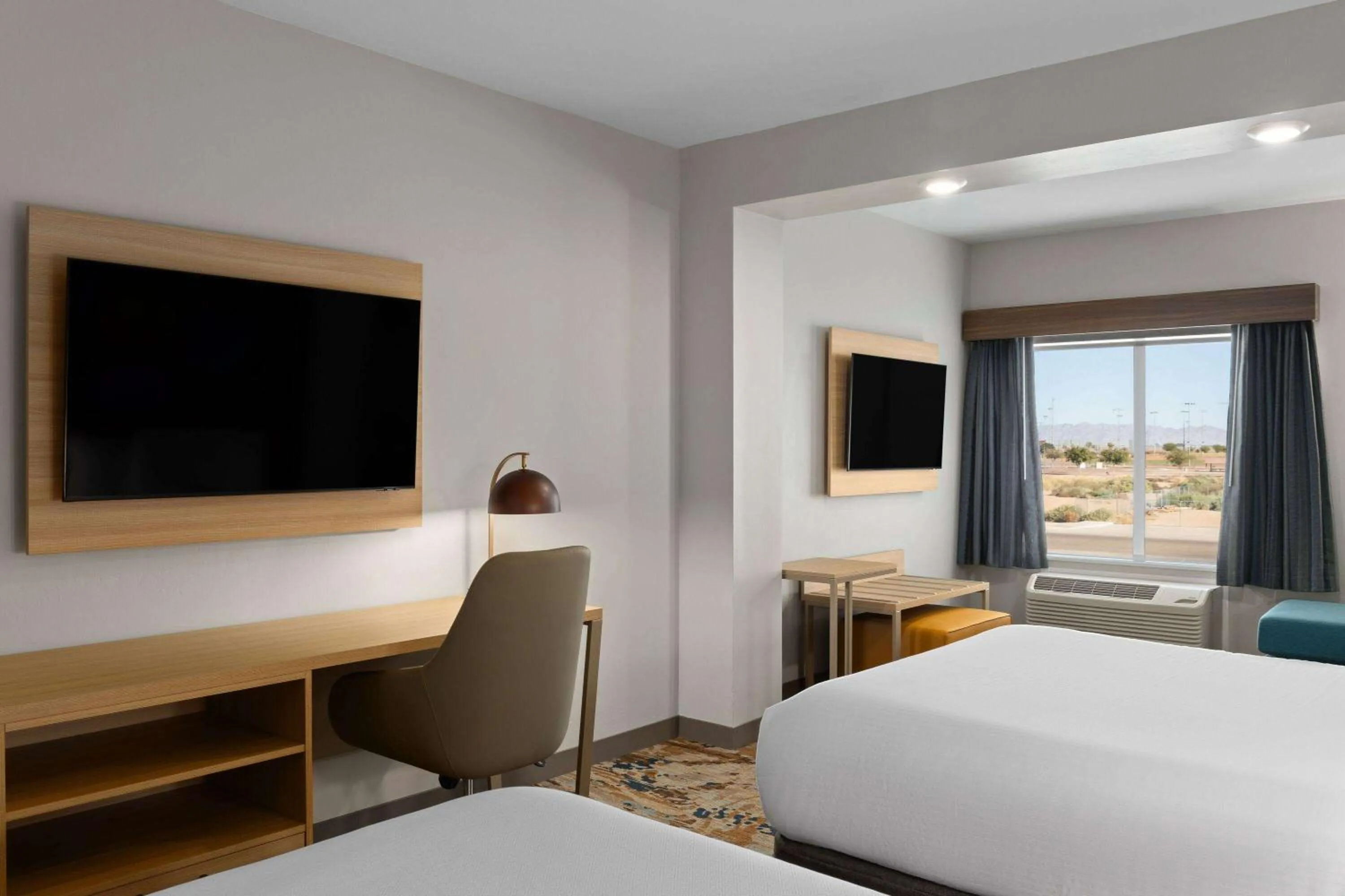 Photo of the whole room, Bed in La Quinta Inn & Suites by Wyndham Yuma