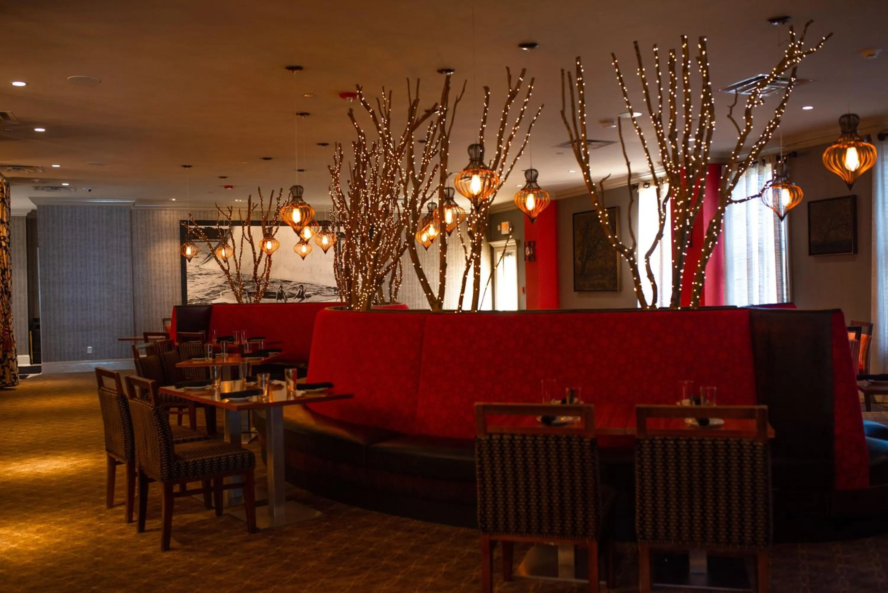 Restaurant/places to eat in White House Hotel