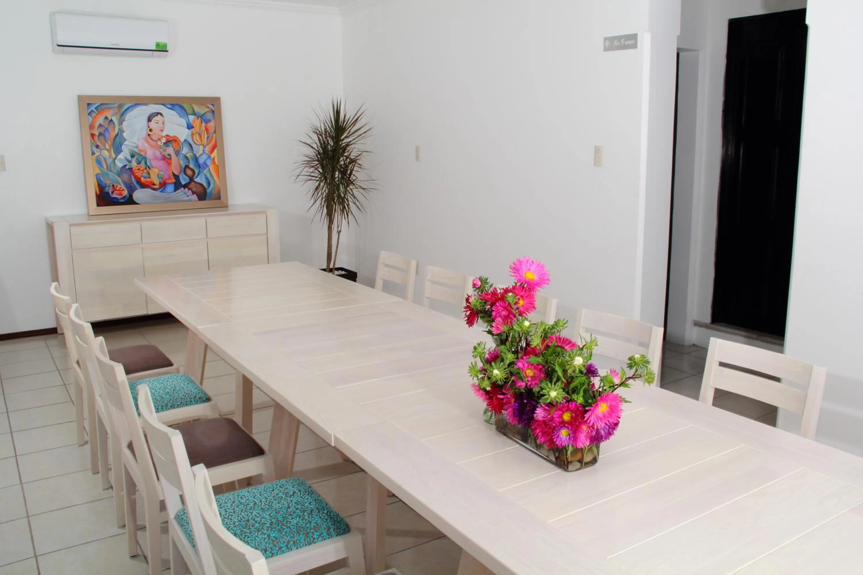 Communal lounge/ TV room in Hotel La Casa de María