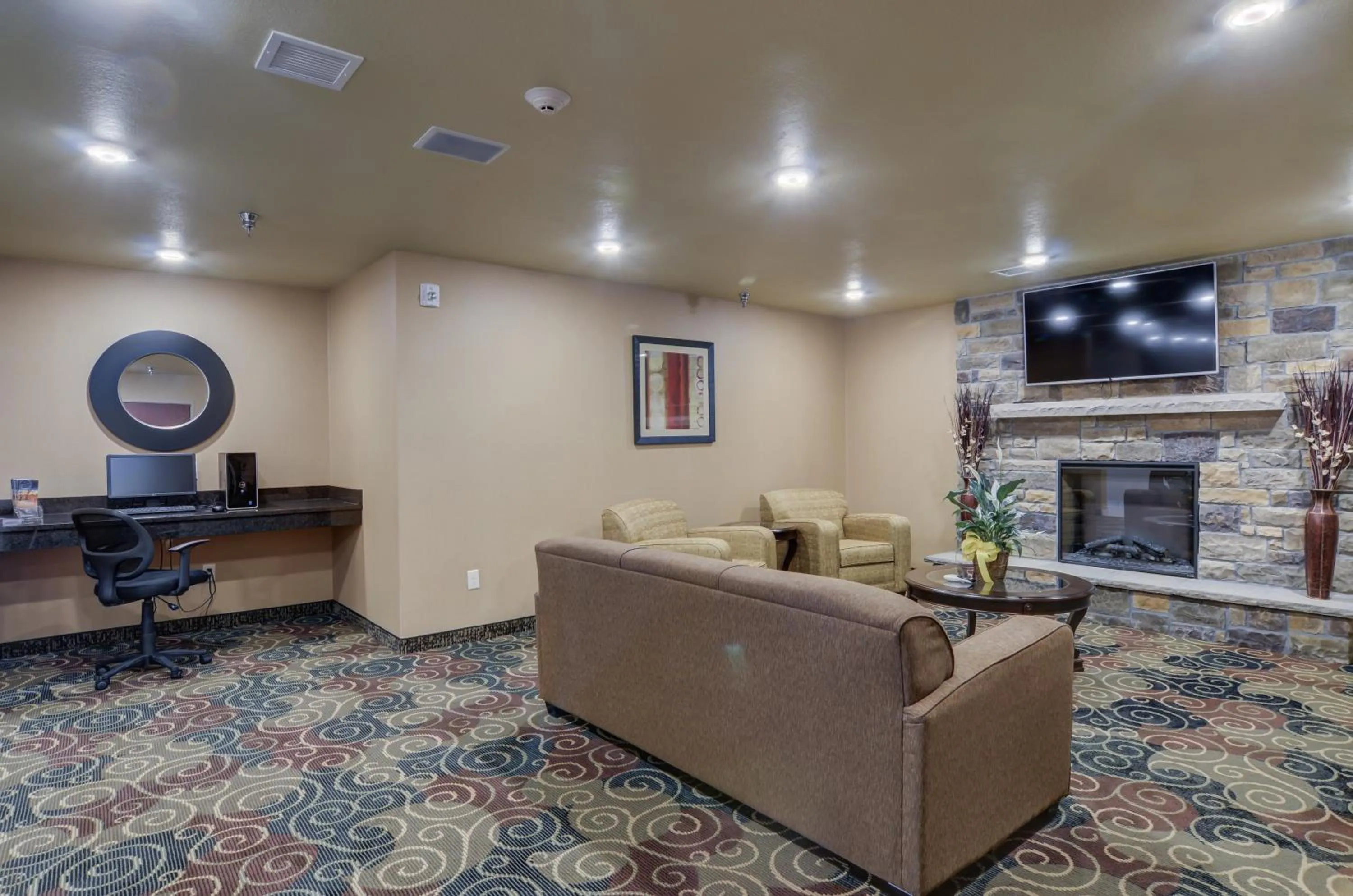Communal lounge/ TV room in Cobblestone Inn & Suites-Kersey