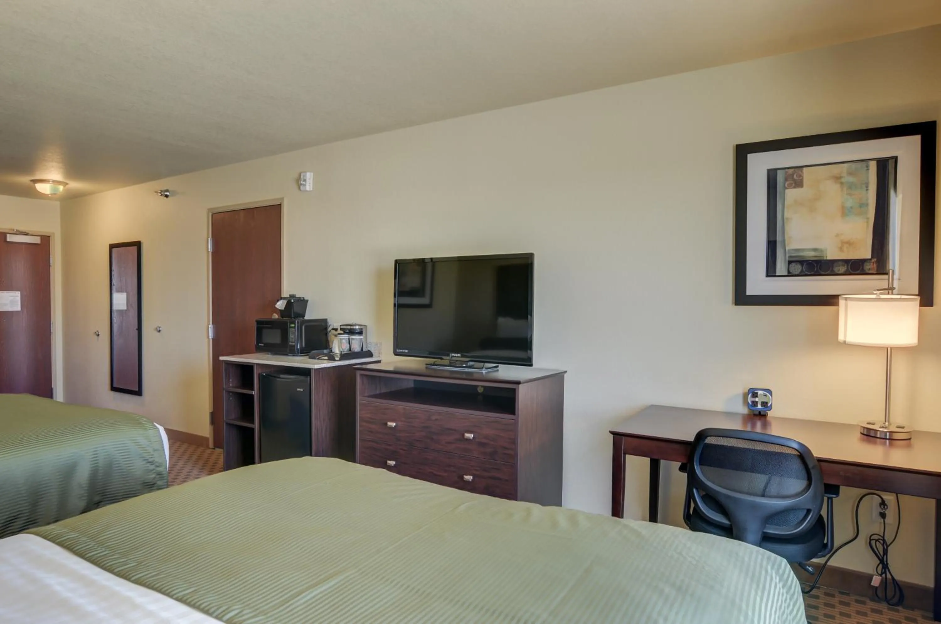 Bed in Cobblestone Inn & Suites-Kersey