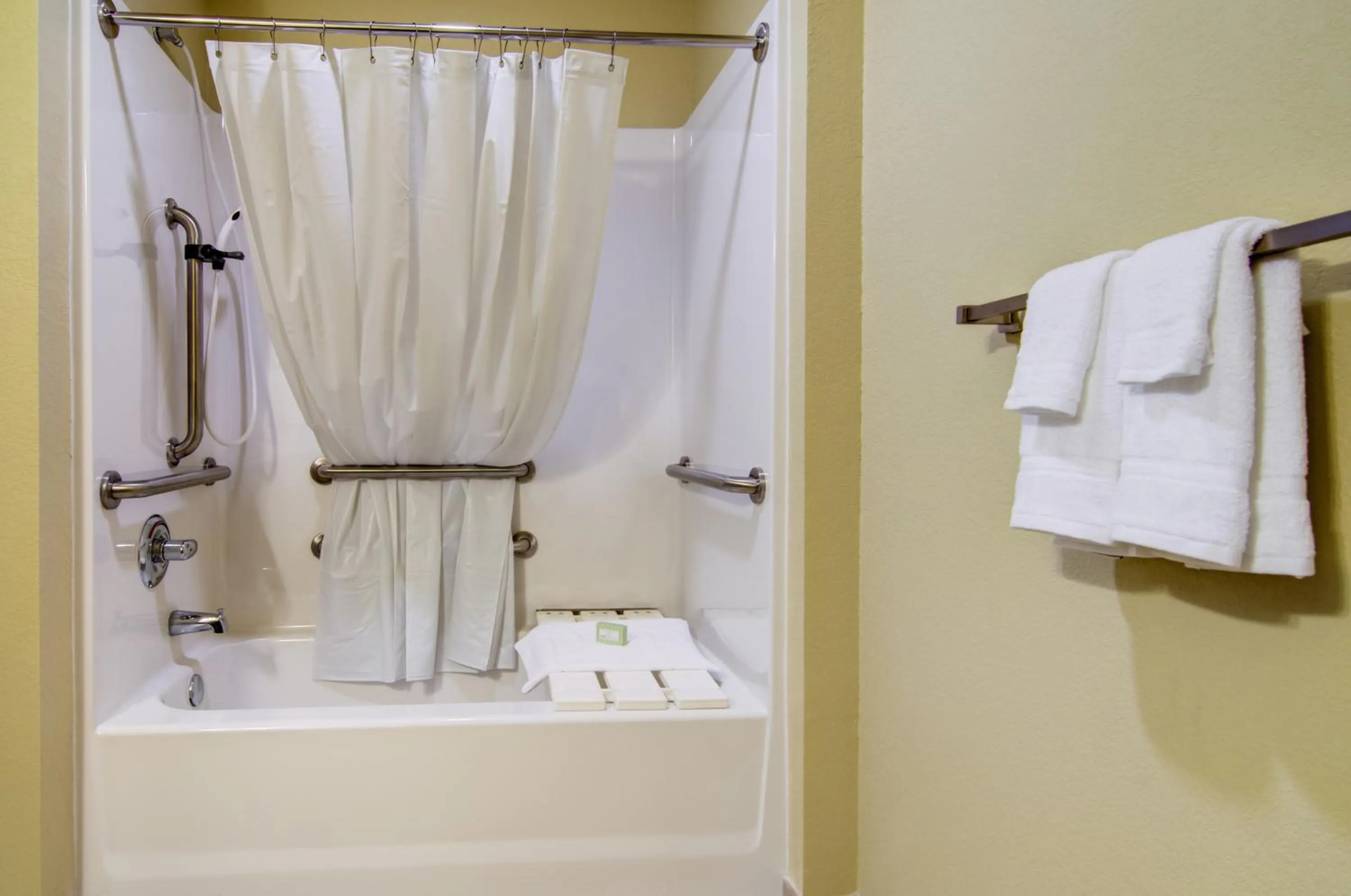 Shower in Cobblestone Inn & Suites-Kersey