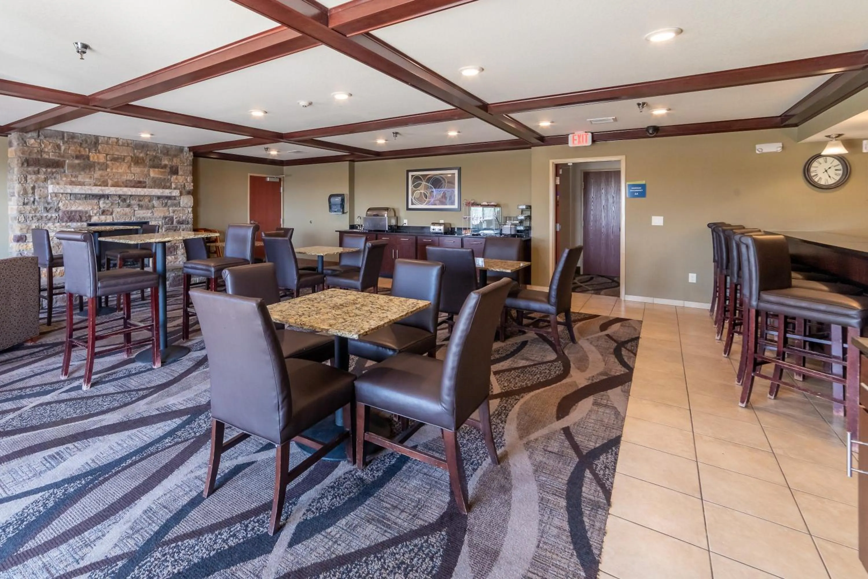 Lounge or bar in Cobblestone Inn and Suites - Eaton