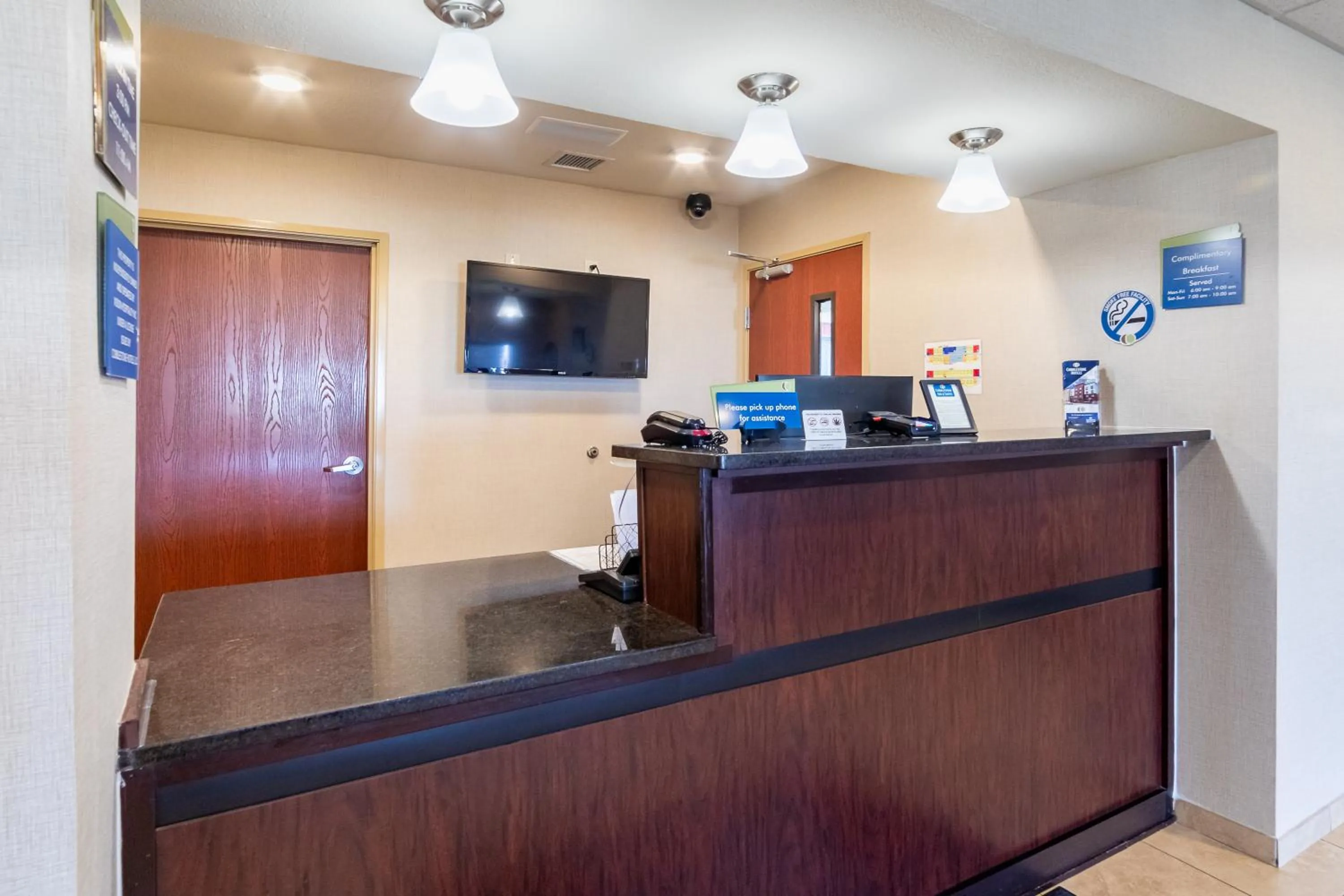 Lobby or reception in Cobblestone Inn and Suites - Eaton