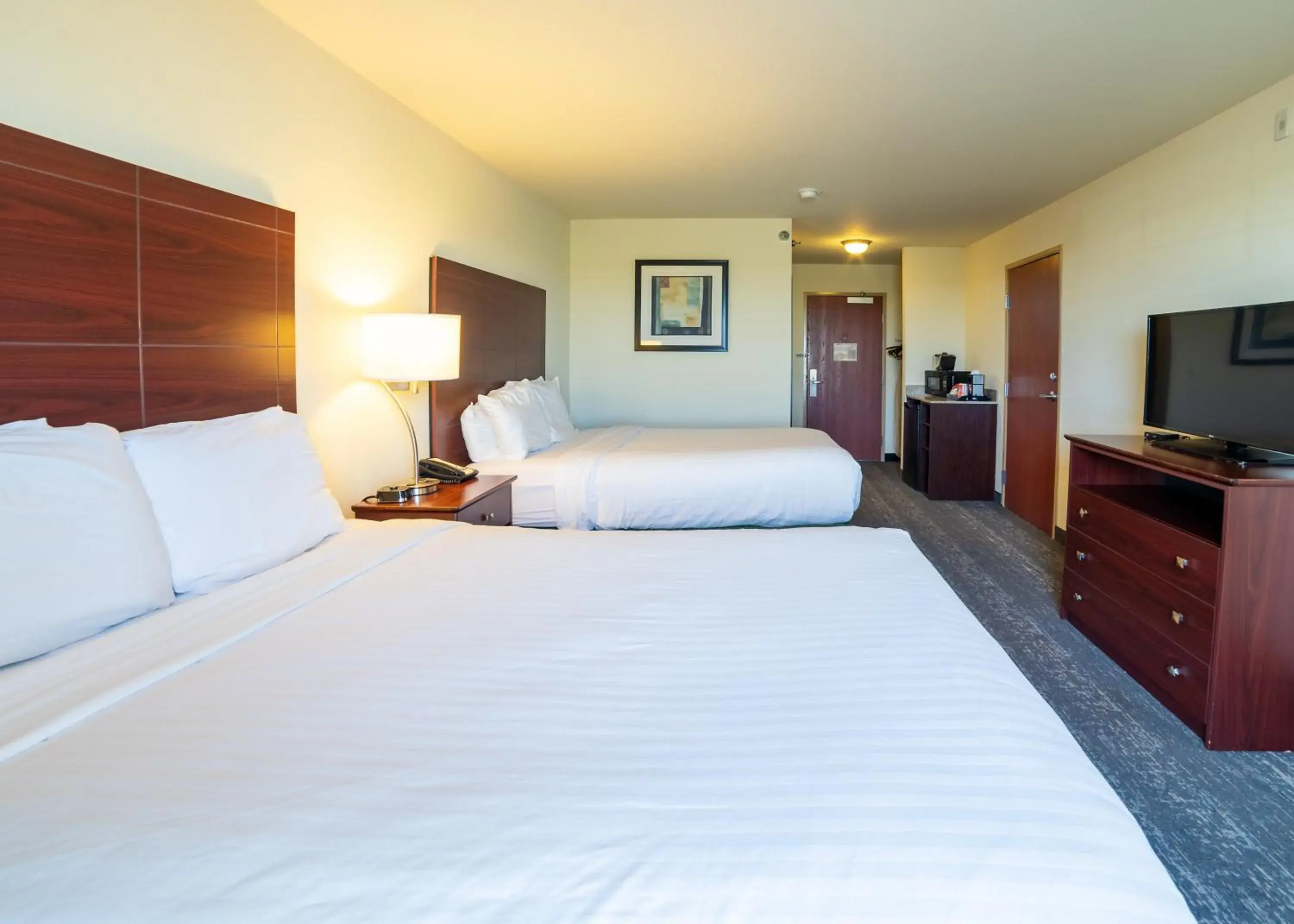 Queen Room - Disability Access in Cobblestone Inn and Suites - Eaton Queen Room - Disability Access in Cobblestone Inn and Suites - Eaton