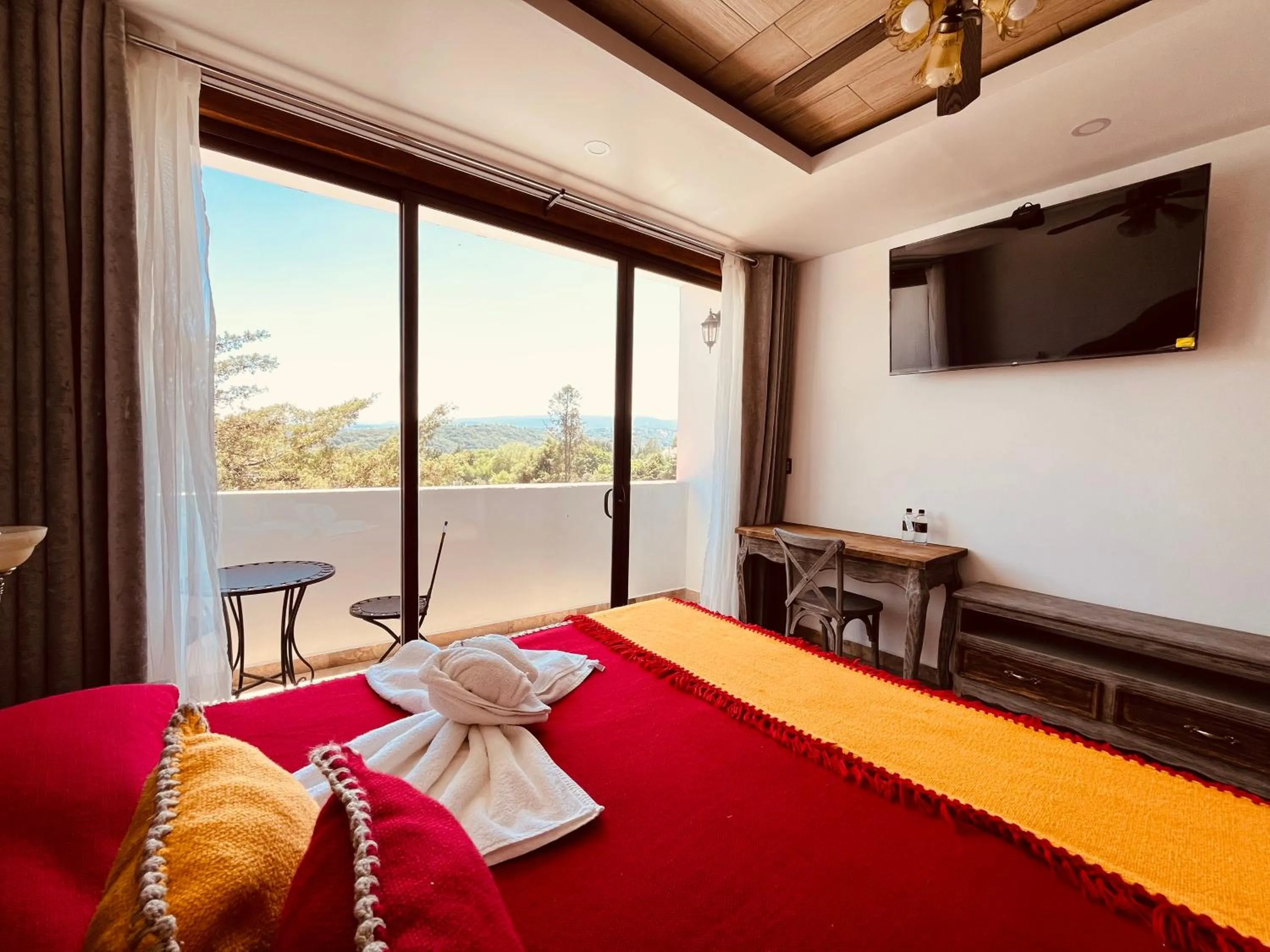 Photo of the whole room, Bed in Hotel El Aguila, Villa del Carbón