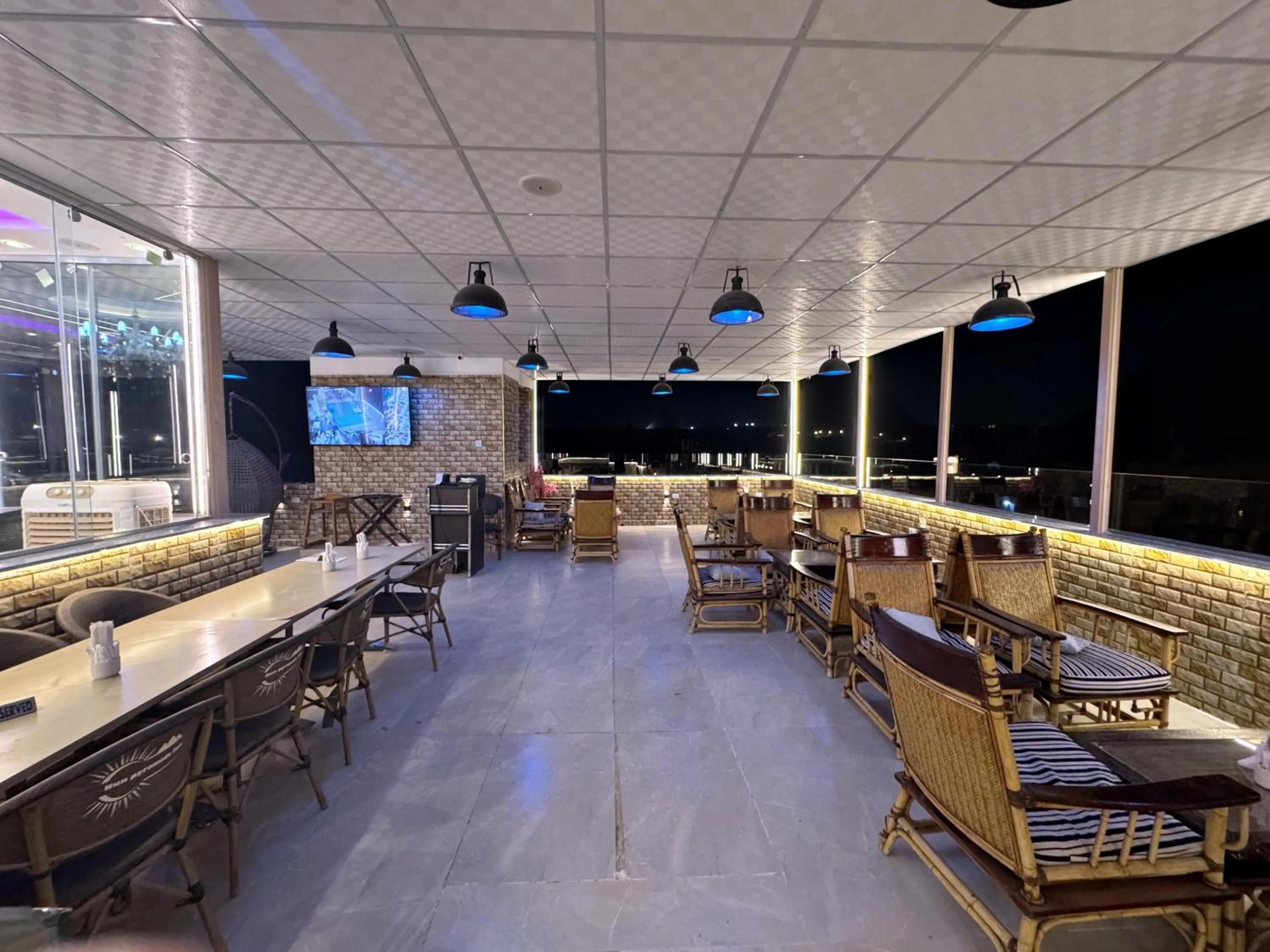 Restaurant/places to eat in Nun Pyramids INN