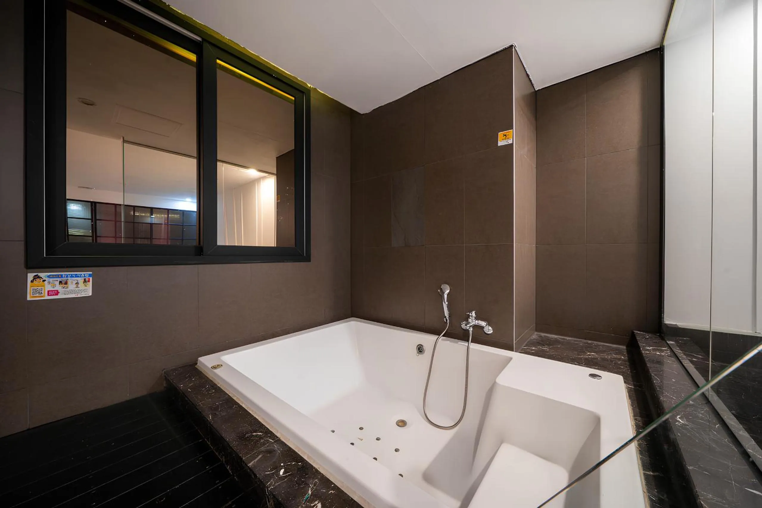 Bathroom in 2 Heaven Hotel Seomyeon