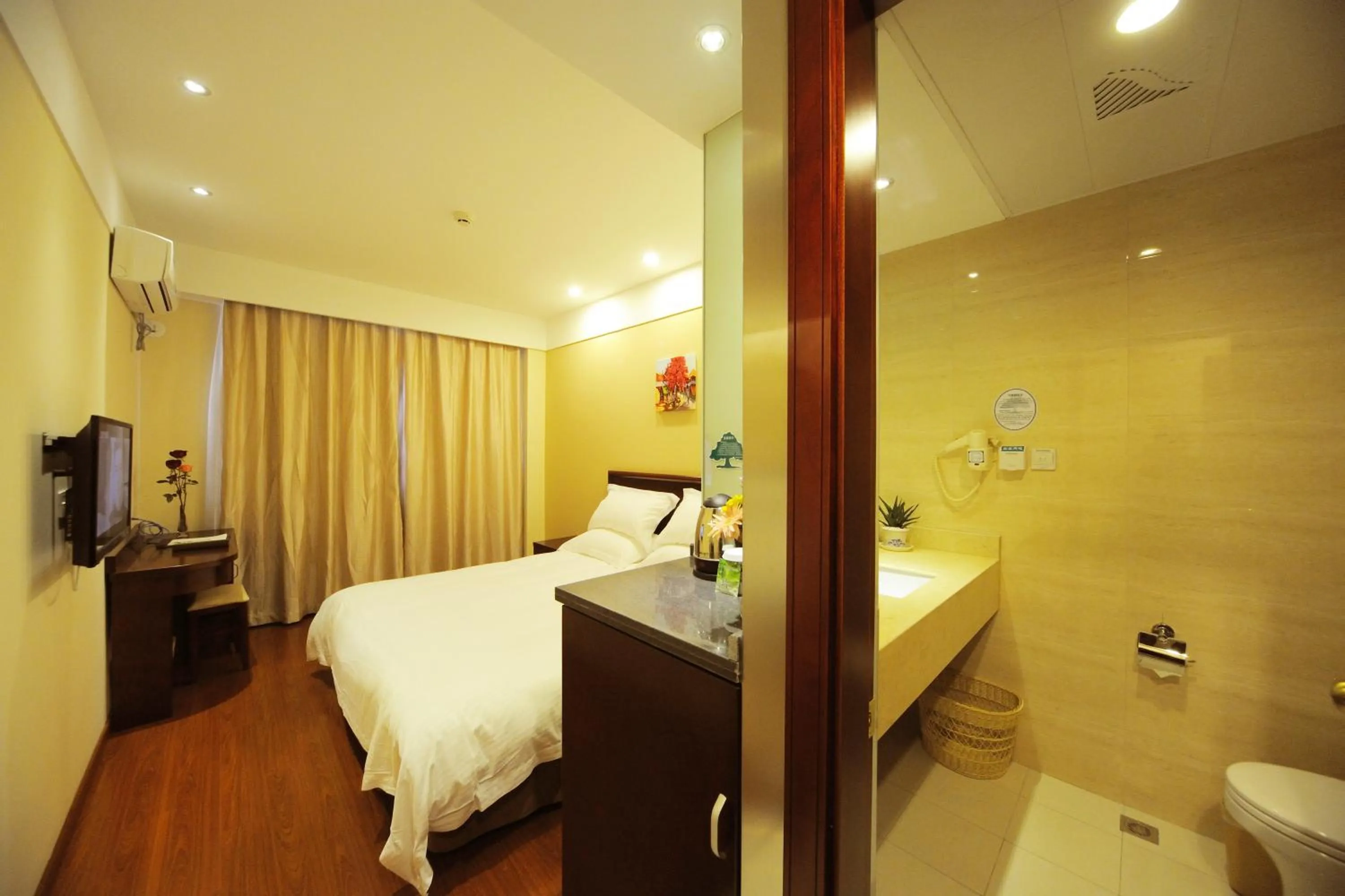 Photo of the whole room in Greentree Inn Shanghai West Huaxia Road Metro Station Express Hotel