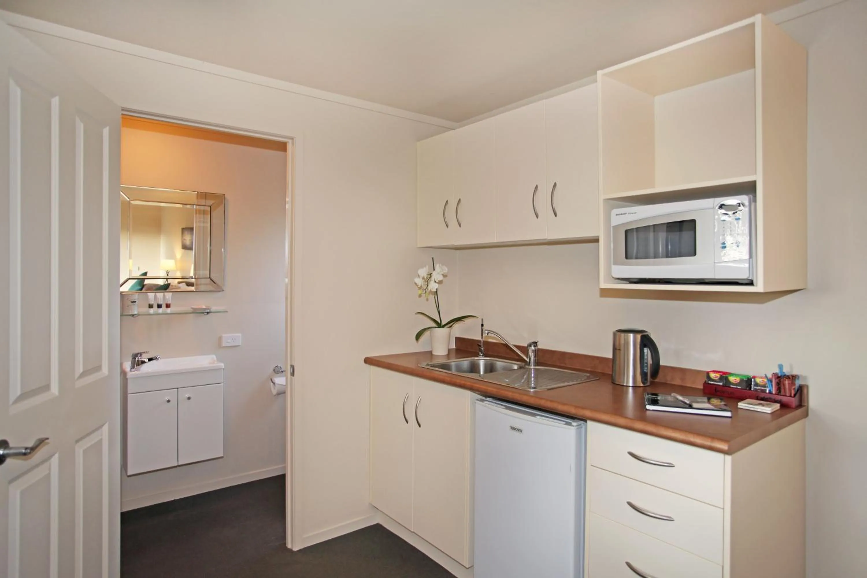 Kitchen or kitchenette in Auckland Country Cottages