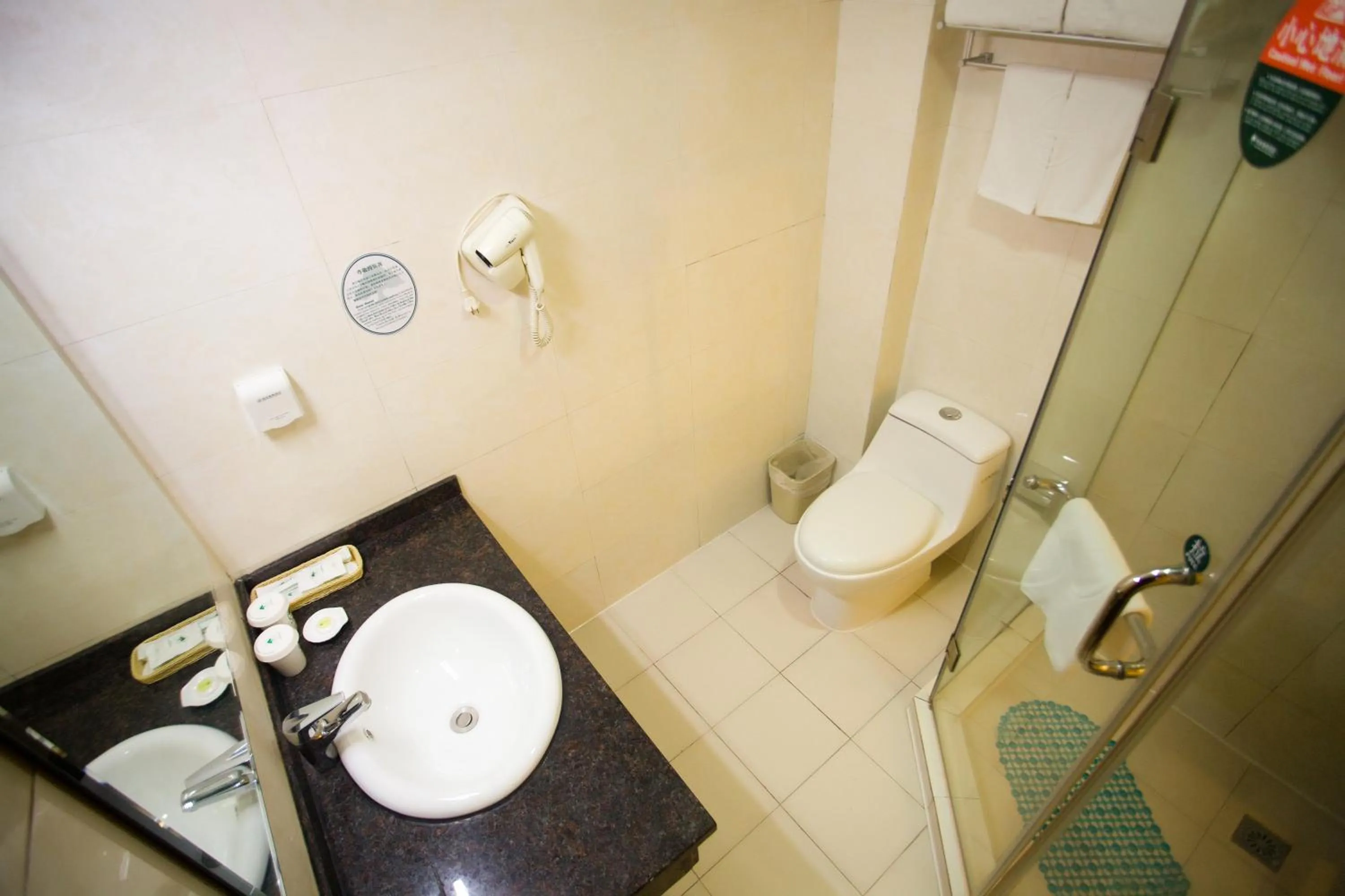 Toilet in GreenTree Inn Shanghai Meilan Lake Hutai Road Express Hotel
