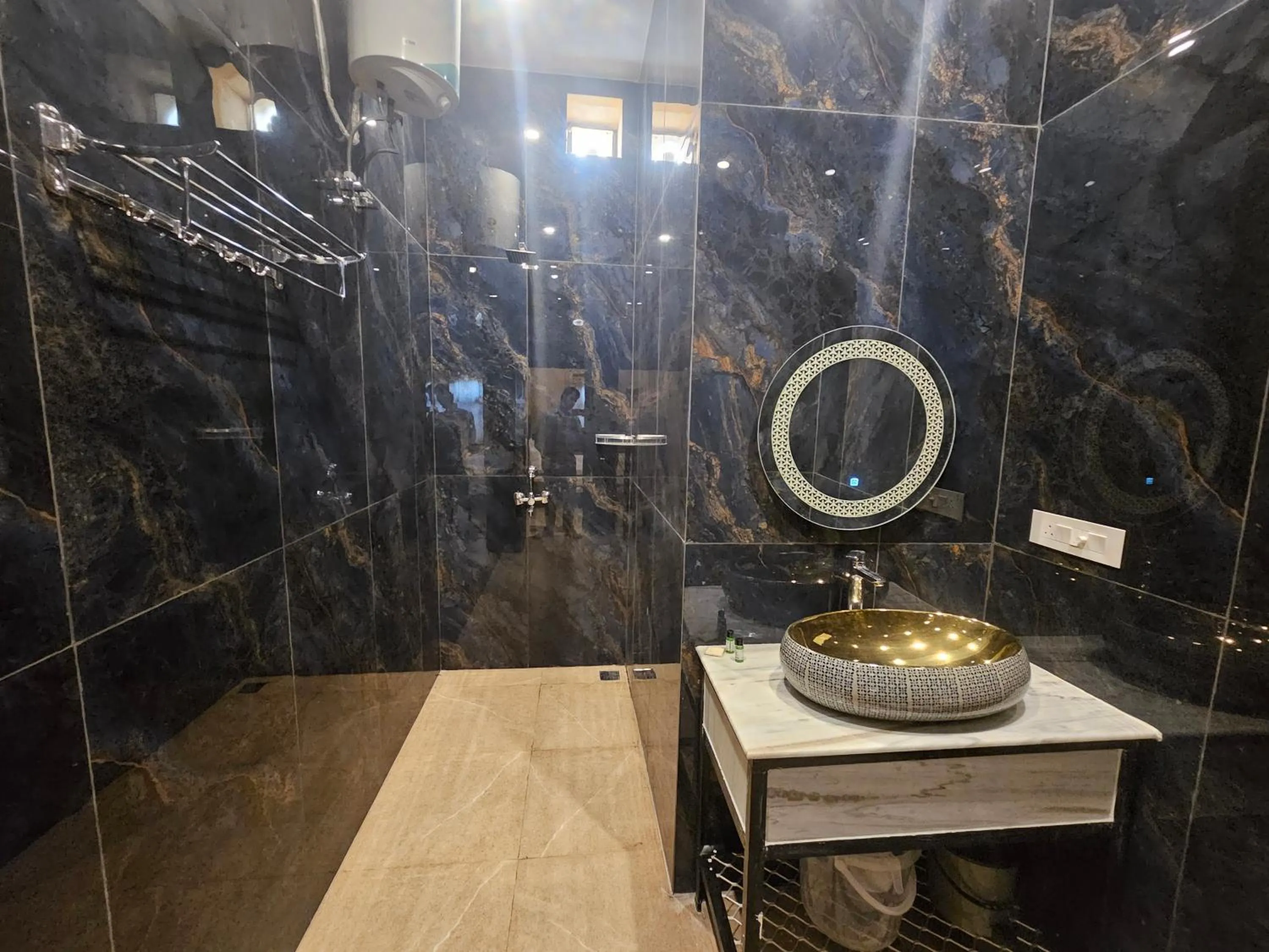 Shower in Hotel Royal Haveli