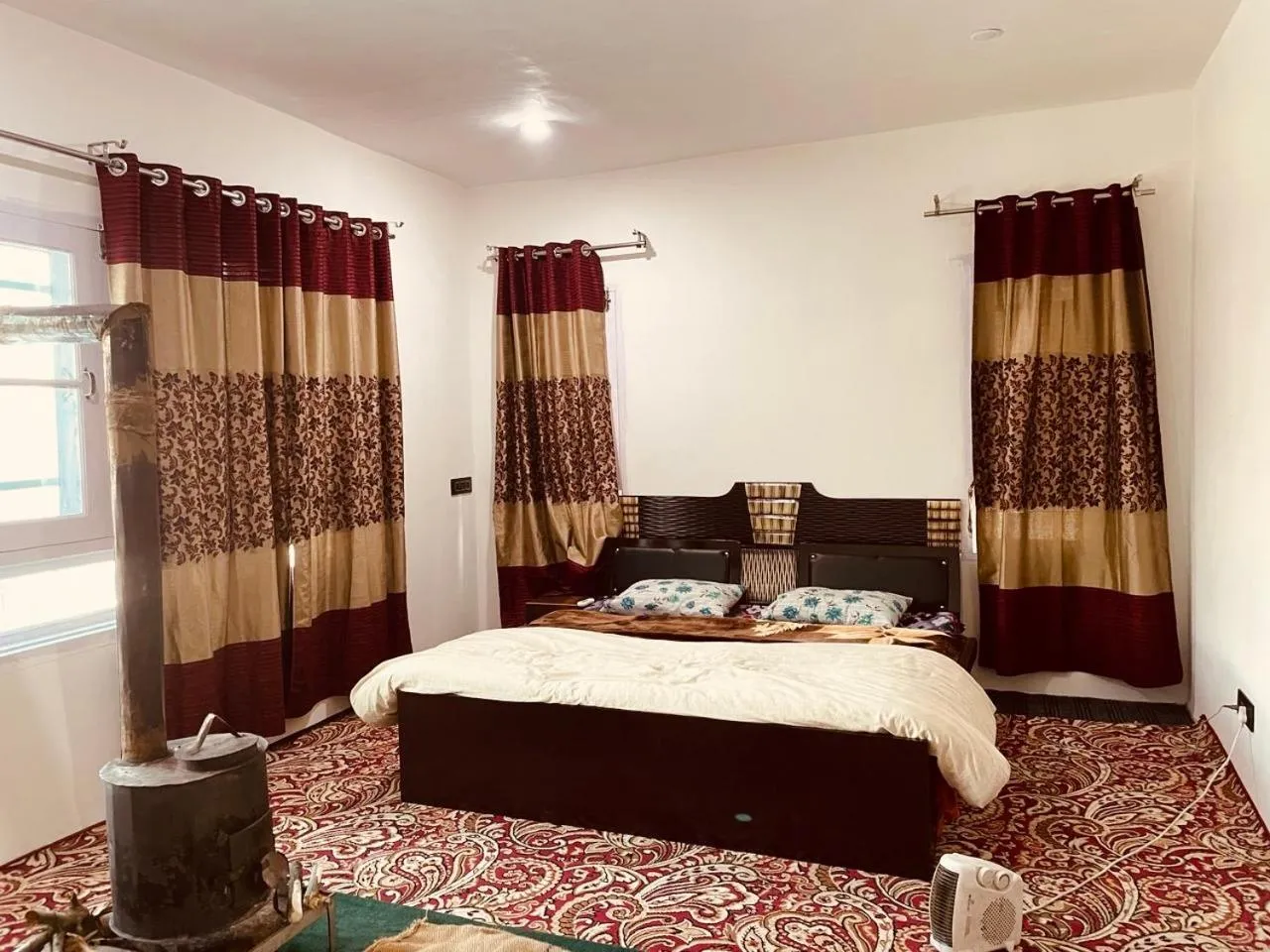 Bed in Sunset View Gulmarg