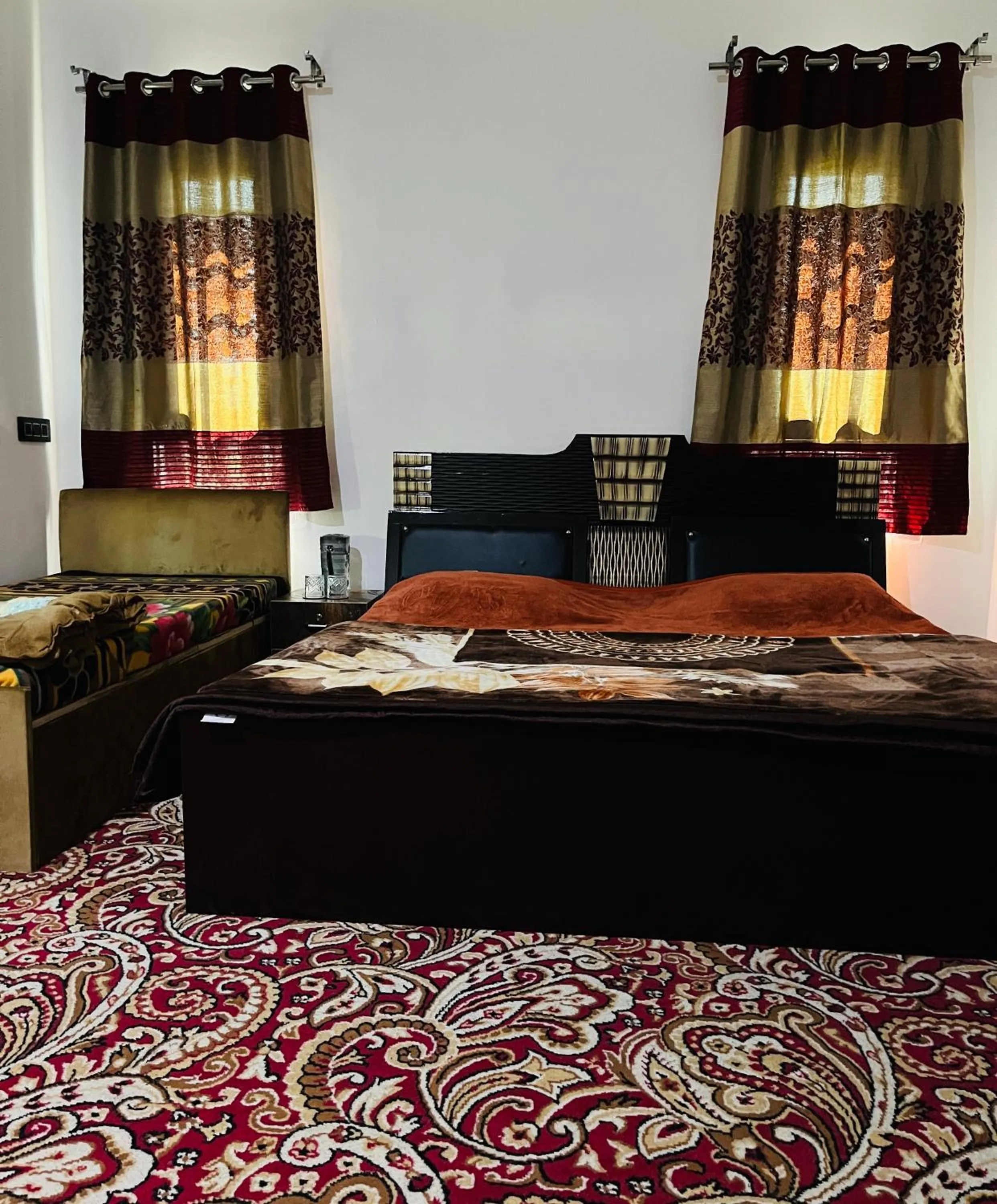 Bed in Sunset View Gulmarg