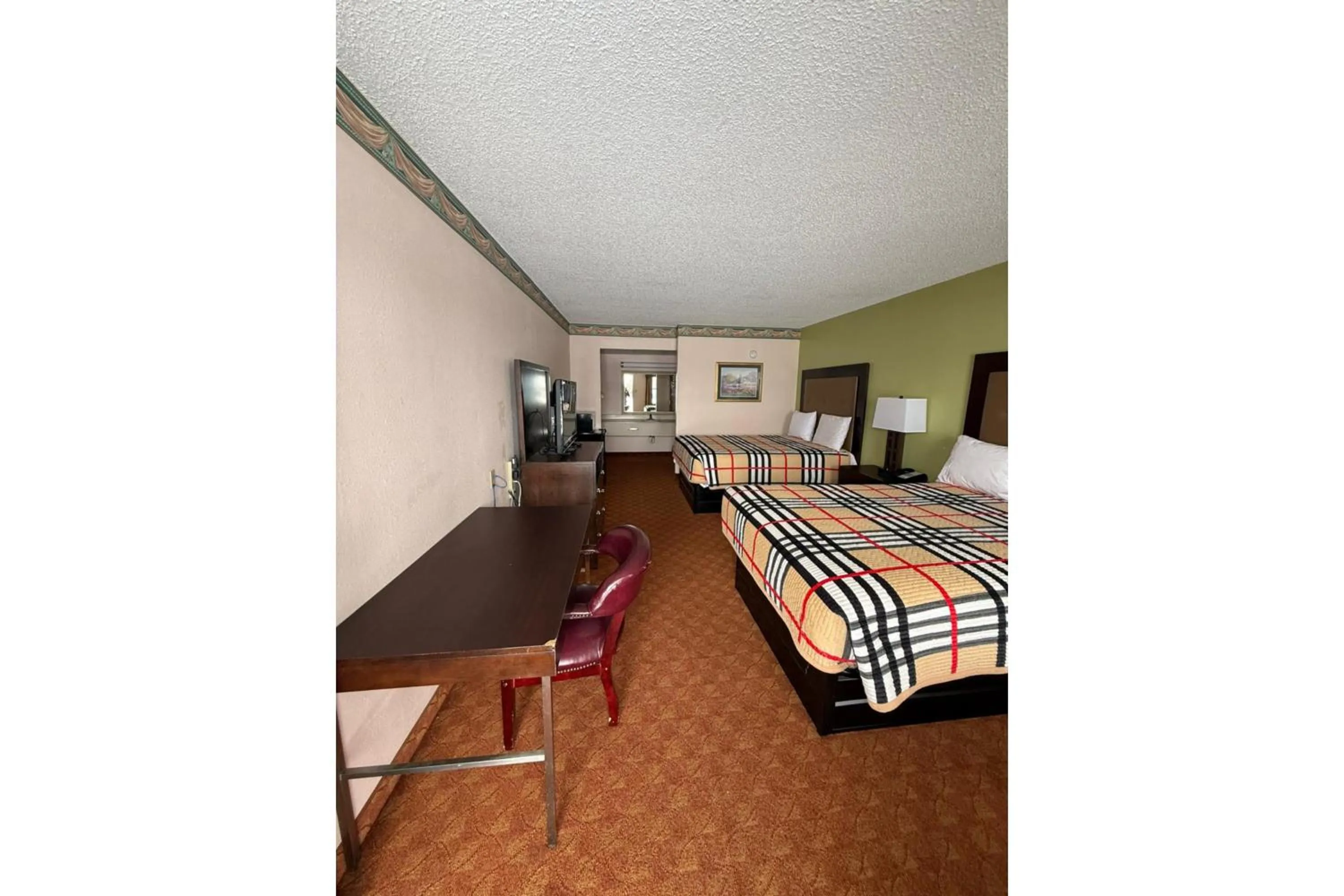 Bedroom, Bed in Victorian Inn by Belvilla White sboro US Hwy 82