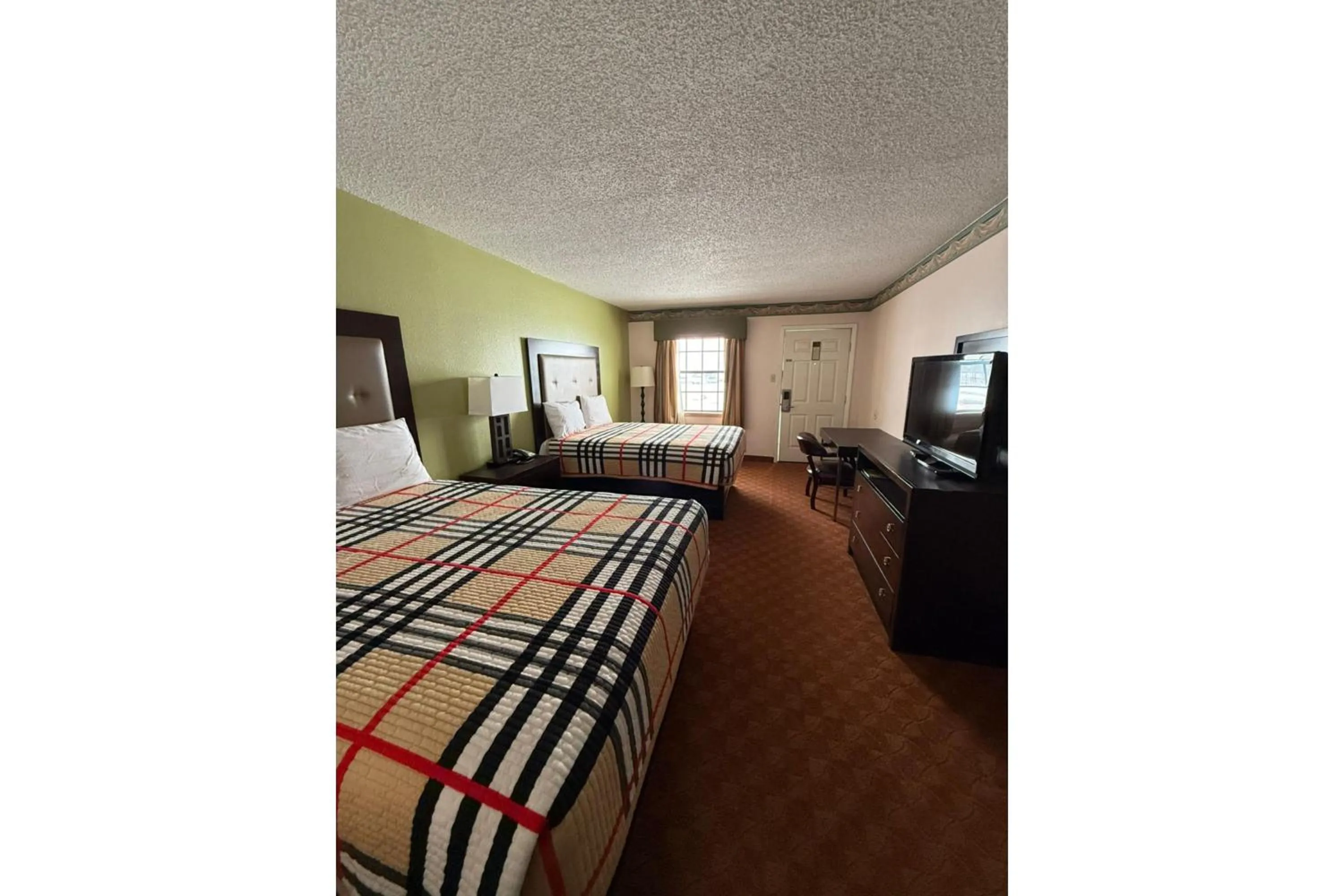 Bedroom, Bed in Victorian Inn by Belvilla White sboro US Hwy 82