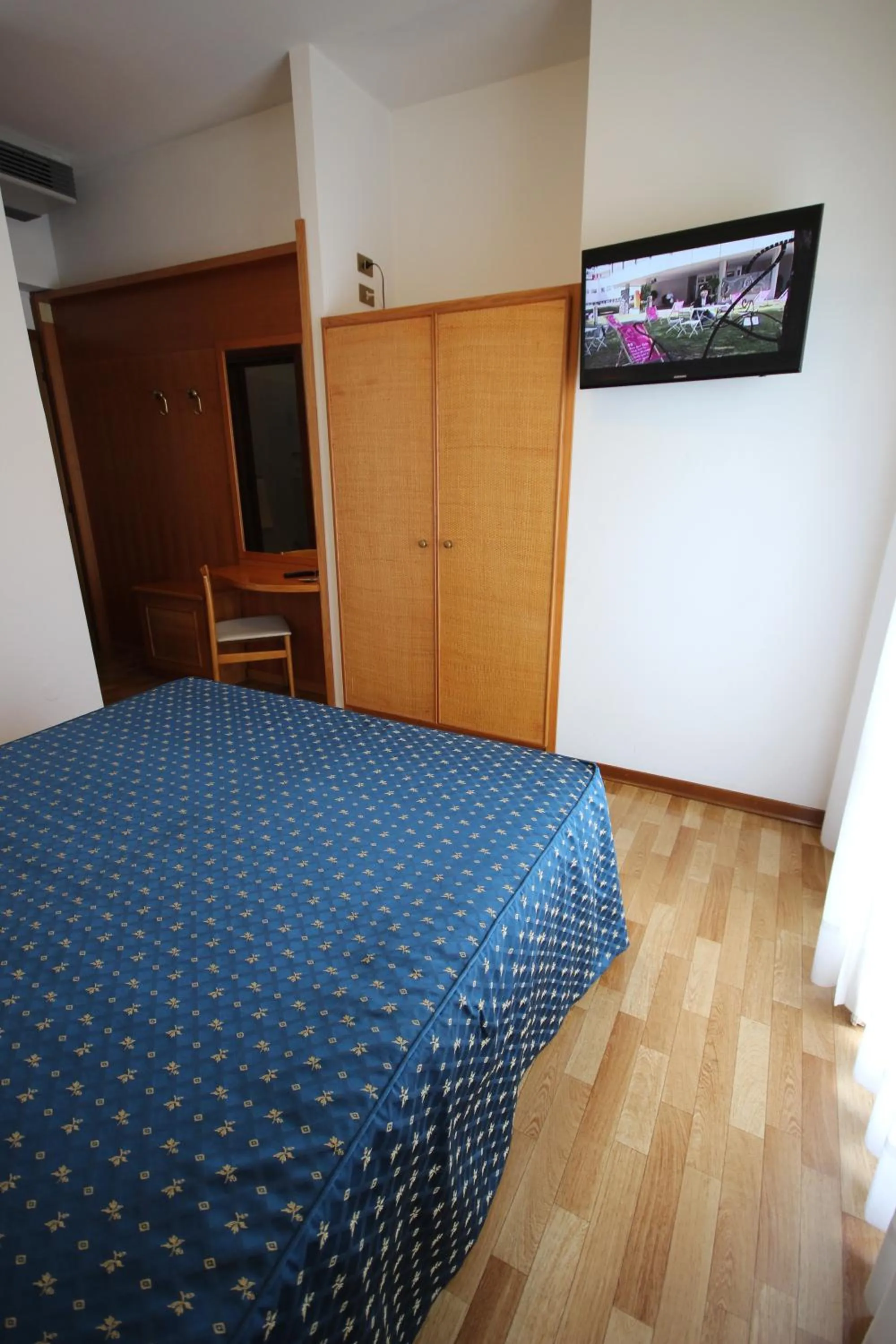 TV and multimedia, Bed in Hotel Roma