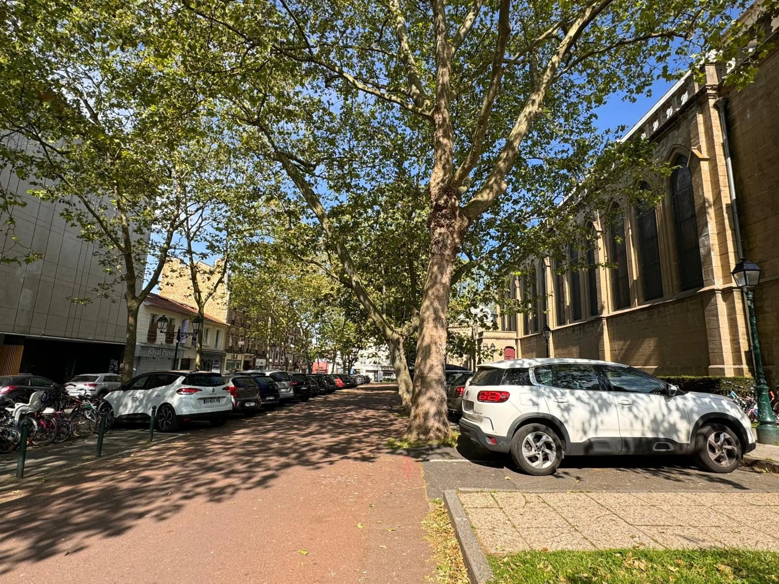 Parking in Hotel Paris Vesinet-LogisHotels et Domaine Evenementiel