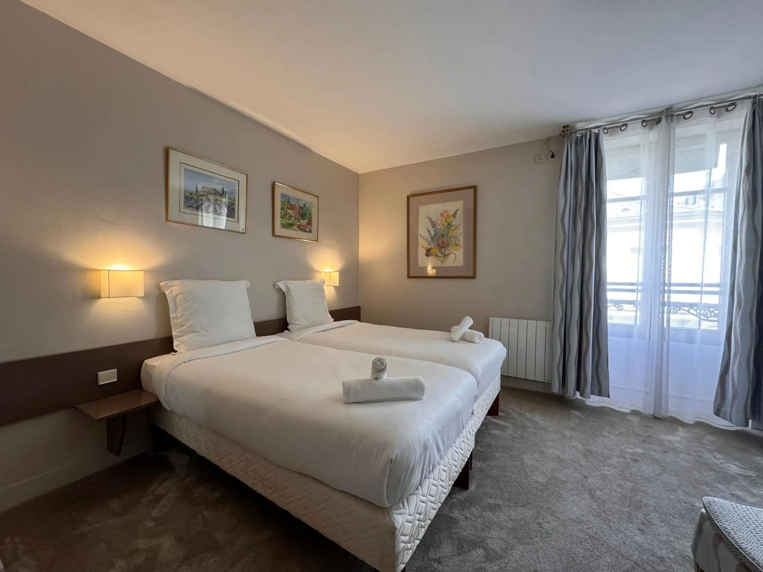 Bed in Hotel Paris Vesinet-LogisHotels et Domaine Evenementiel