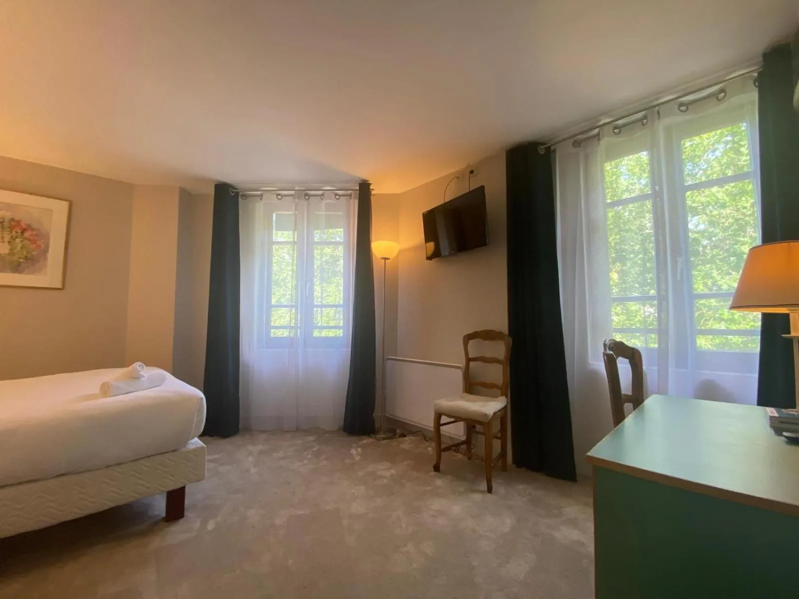 Bed in Hotel Paris Vesinet-LogisHotels et Domaine Evenementiel