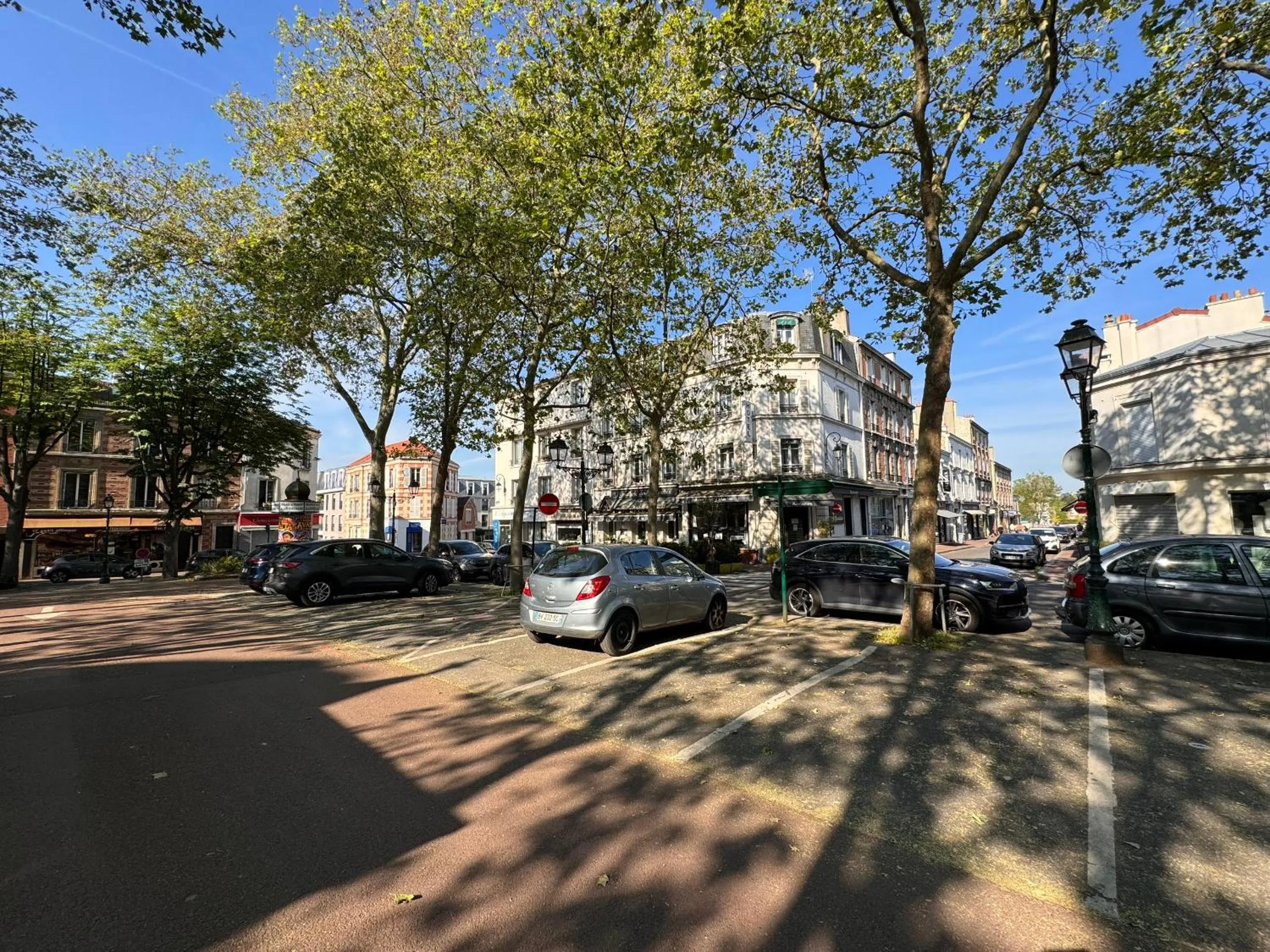 Parking in Hotel Paris Vesinet-LogisHotels et Domaine Evenementiel