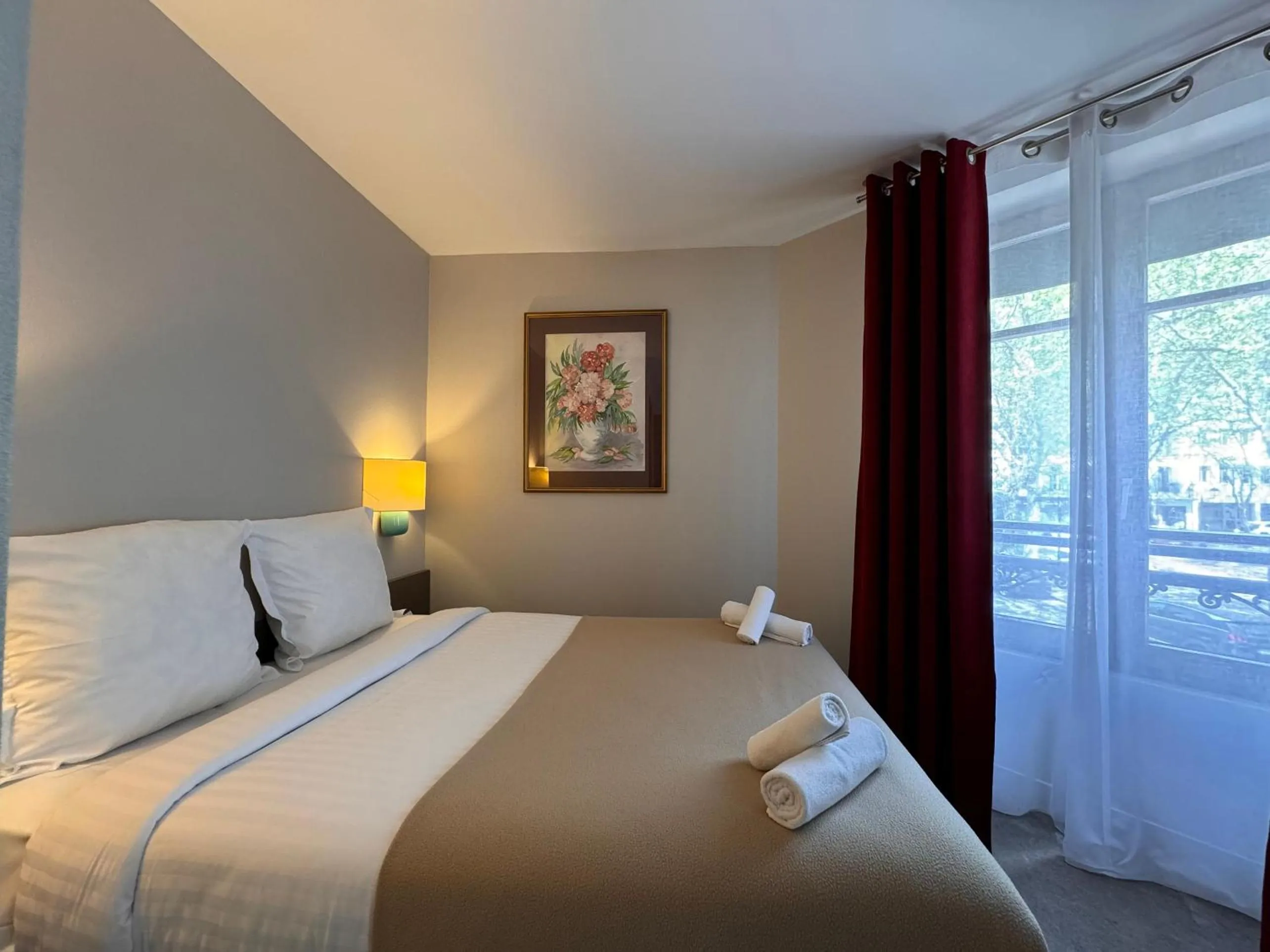 Bed in Hotel Paris Vesinet-LogisHotels et Domaine Evenementiel