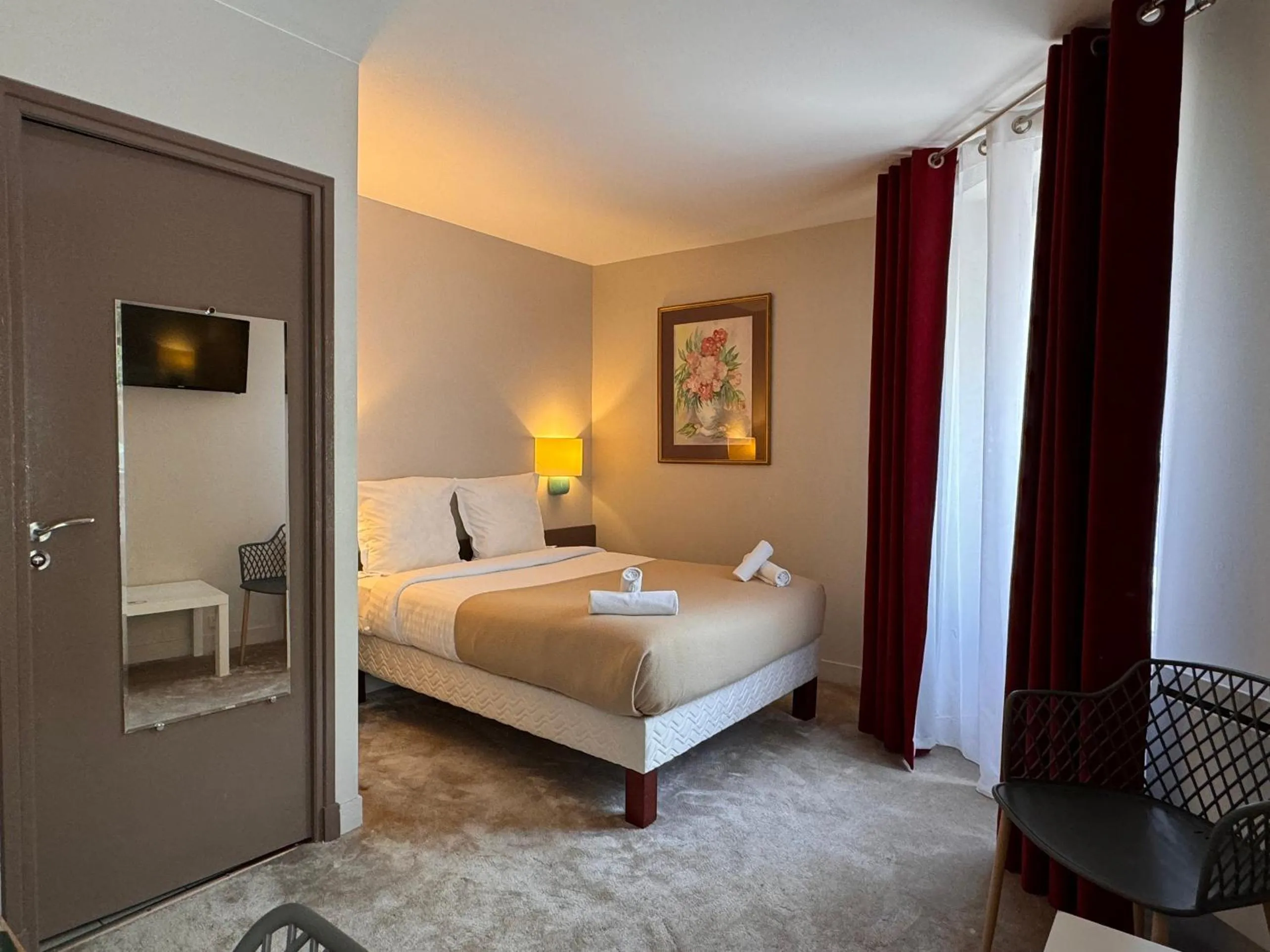 Bed in Hotel Paris Vesinet-LogisHotels et Domaine Evenementiel