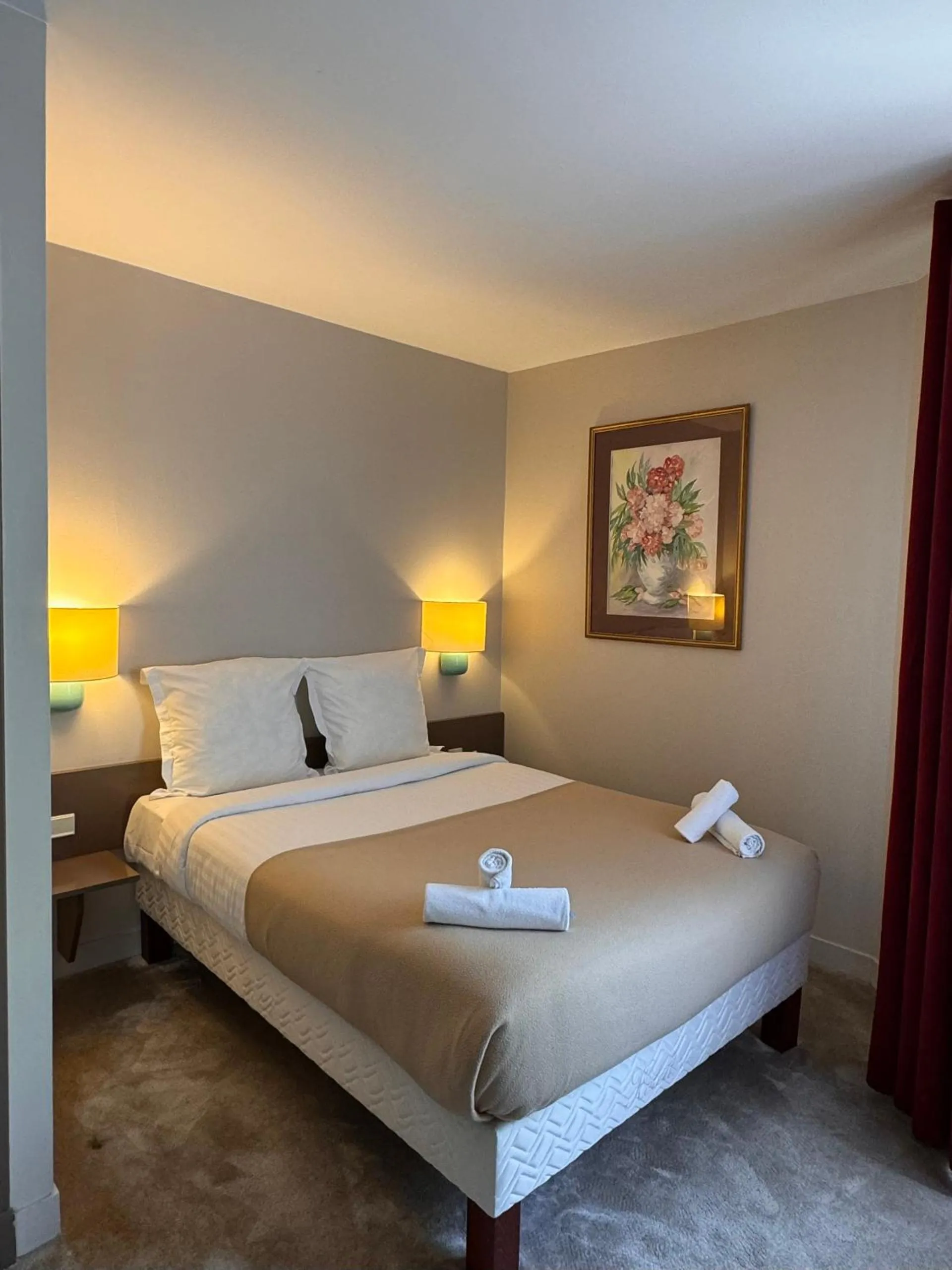Bed in Hotel Paris Vesinet-LogisHotels et Domaine Evenementiel