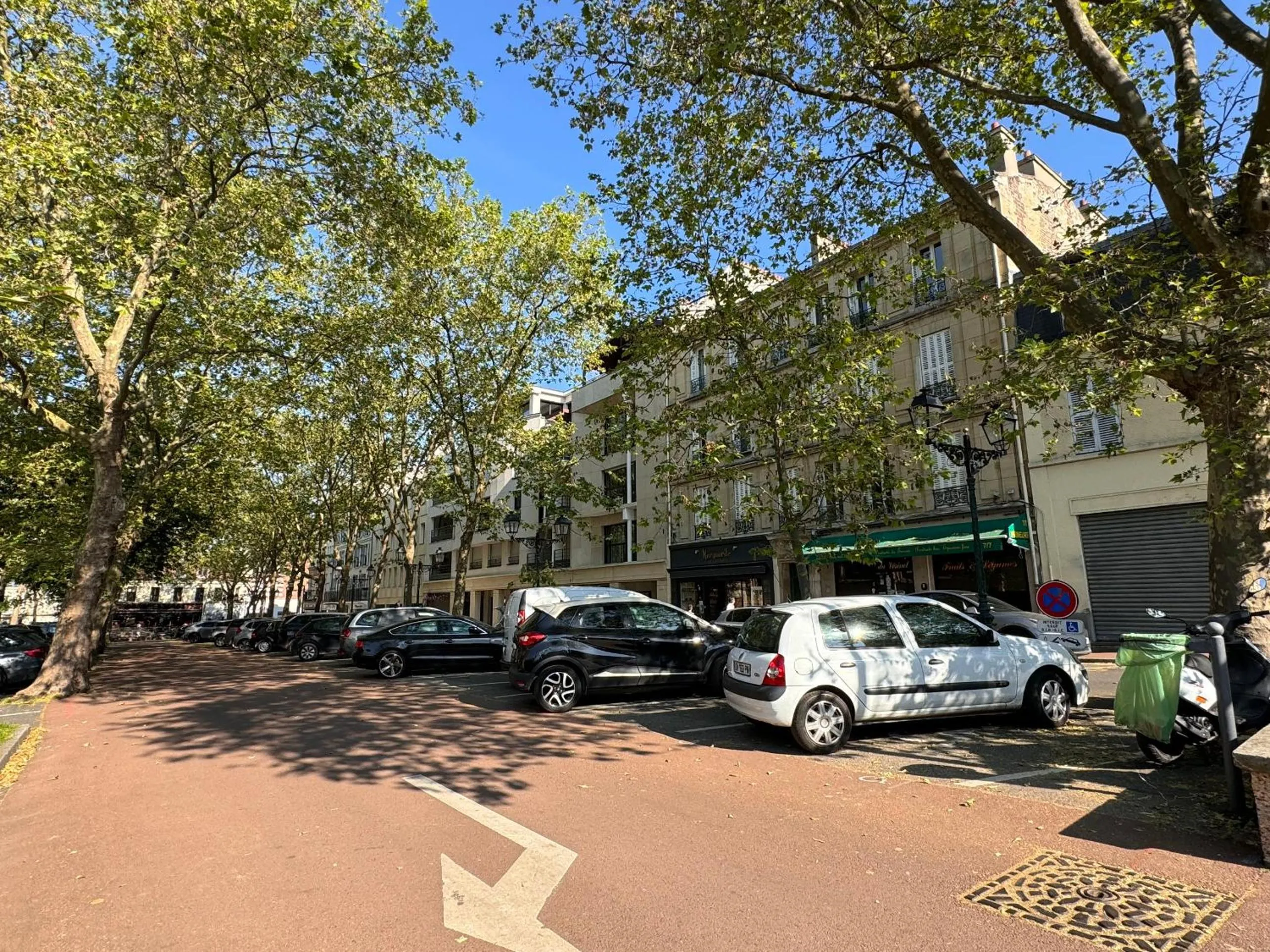 Parking in Hotel Paris Vesinet-LogisHotels et Domaine Evenementiel