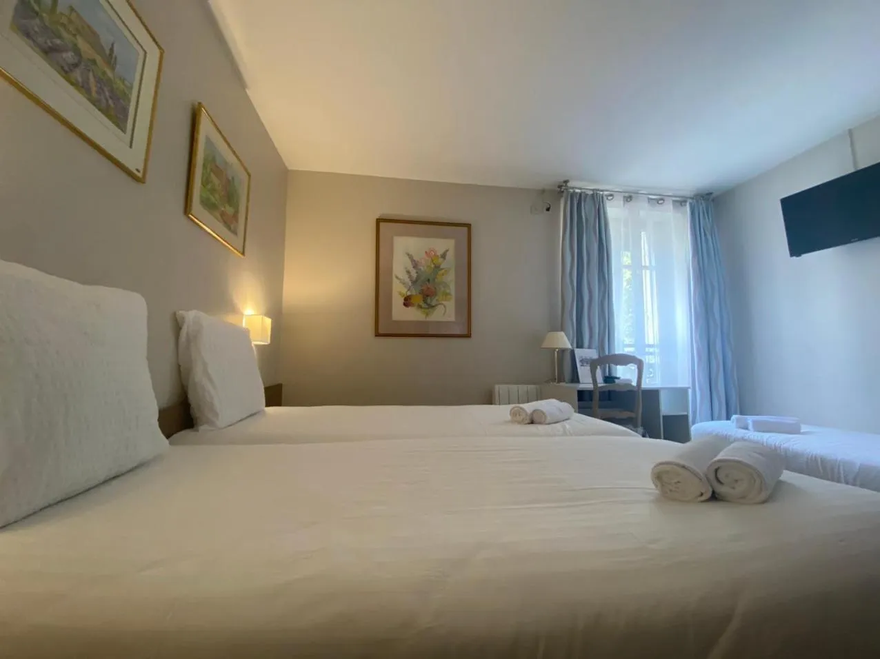 Bed in Hotel Paris Vesinet-LogisHotels et Domaine Evenementiel