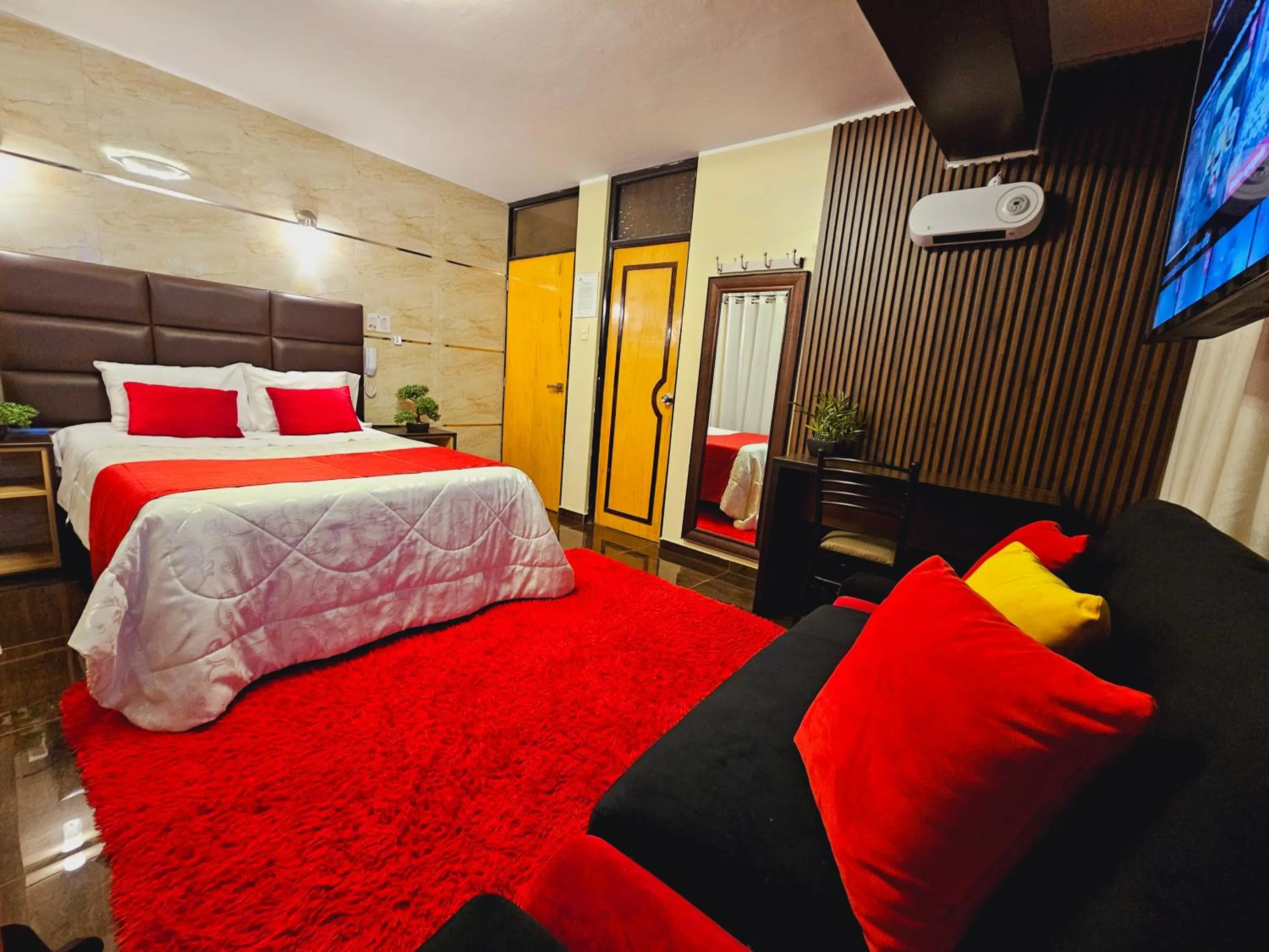 Photo of the whole room, Bed in Hotel del Valle