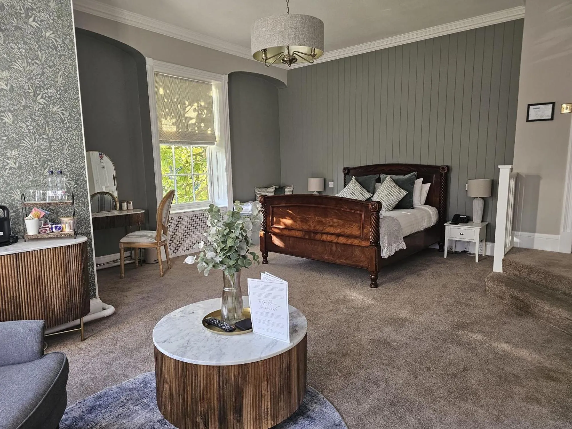 Bedroom, Bed in Woodland Manor Hotel